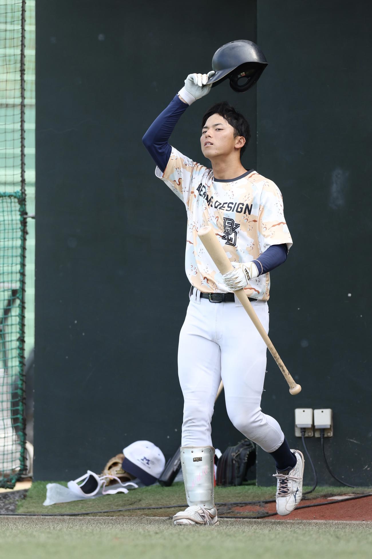 打撃練習に向かう明大・宗山（撮影・河田真司）