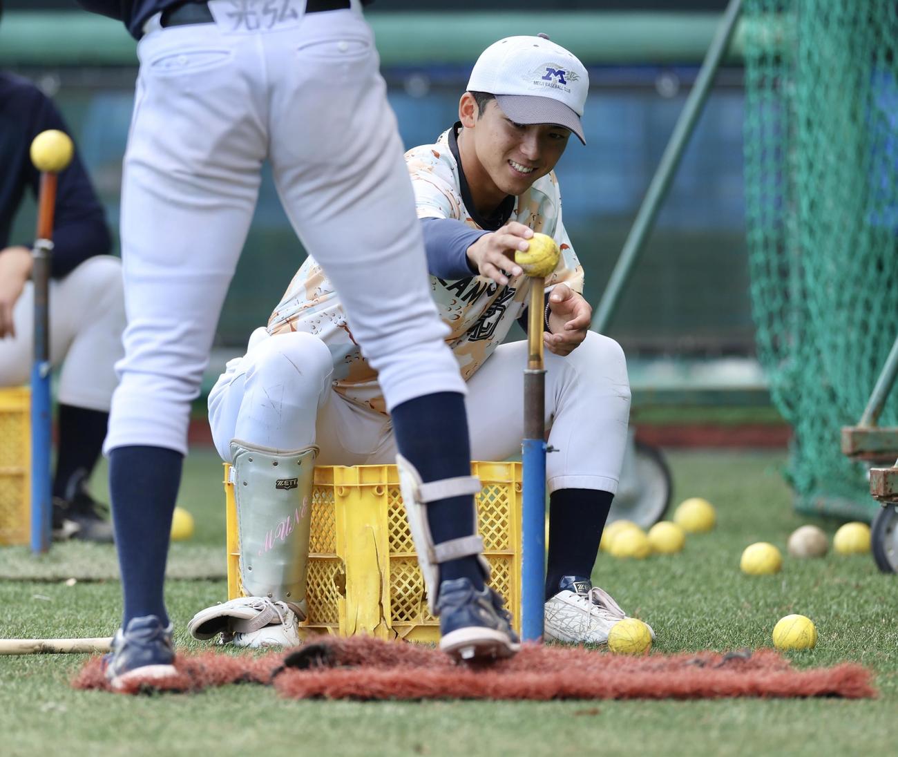 打撃練習に臨む明大・宗山（撮影・河田真司）