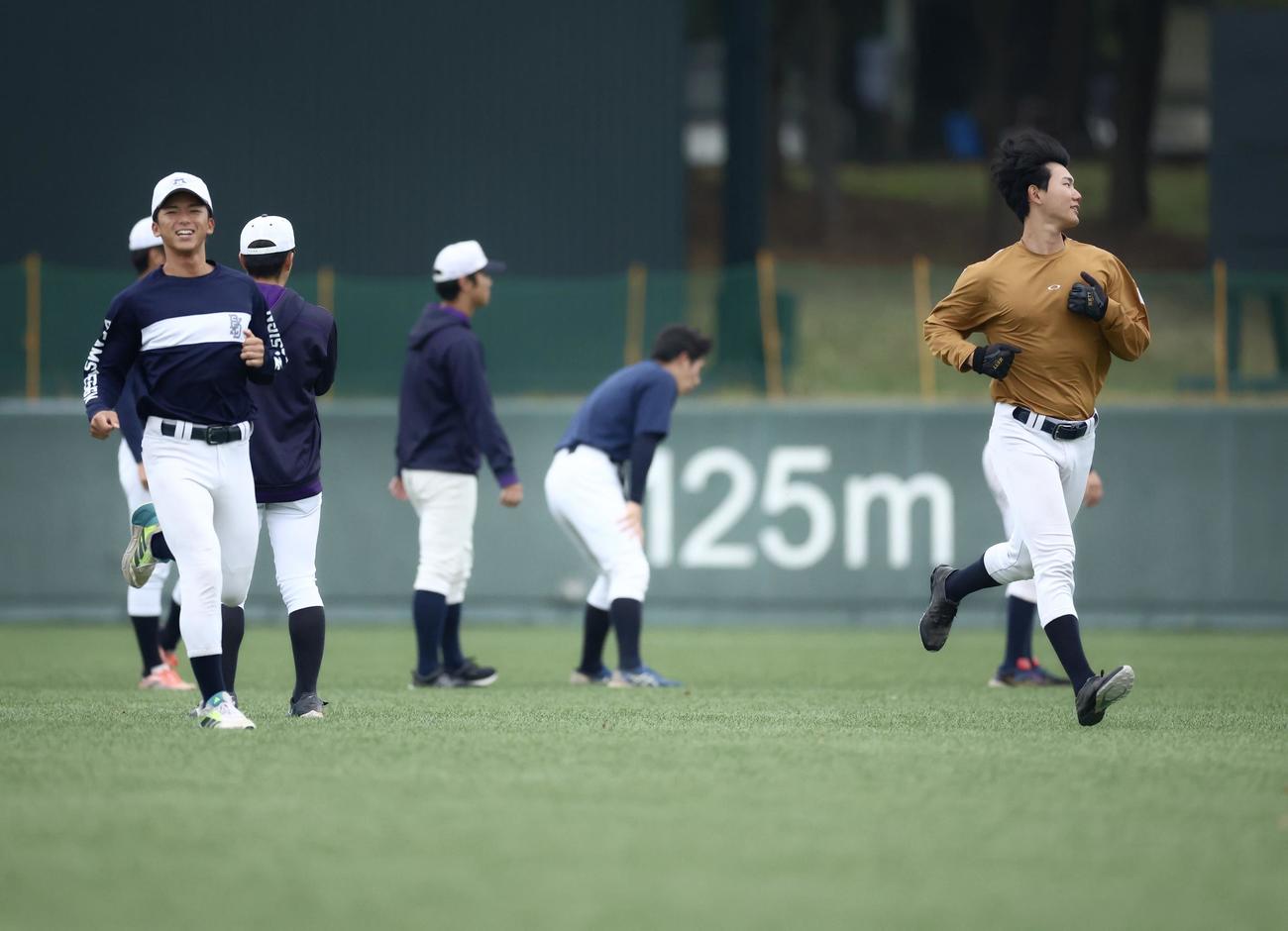 ウオーミンクアップに臨む明大・宗山（左）と浅利（撮影・河田真司）