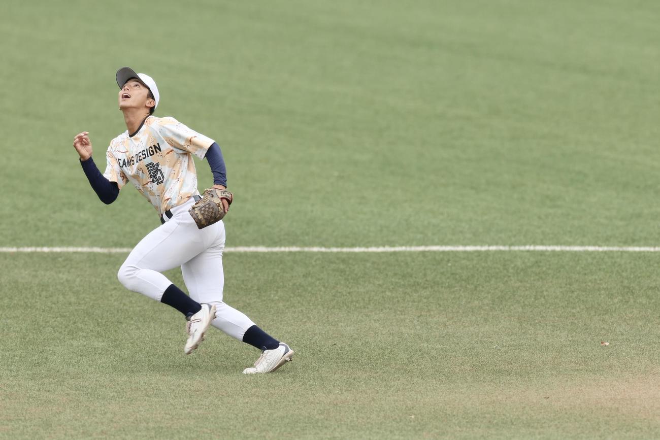 打球を追う明大・宗山（撮影・河田真司）