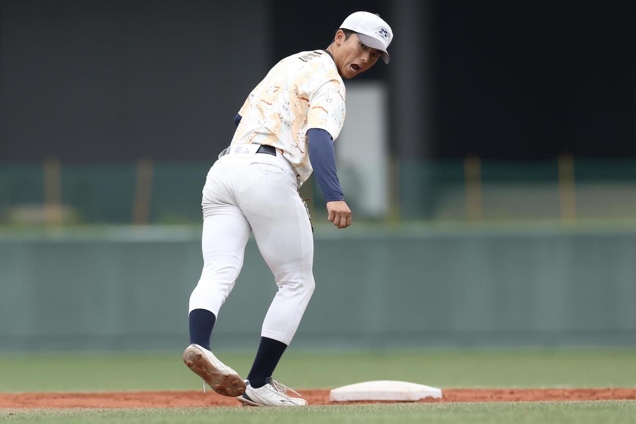 守備練習する明大・宗山（撮影・河田真司）