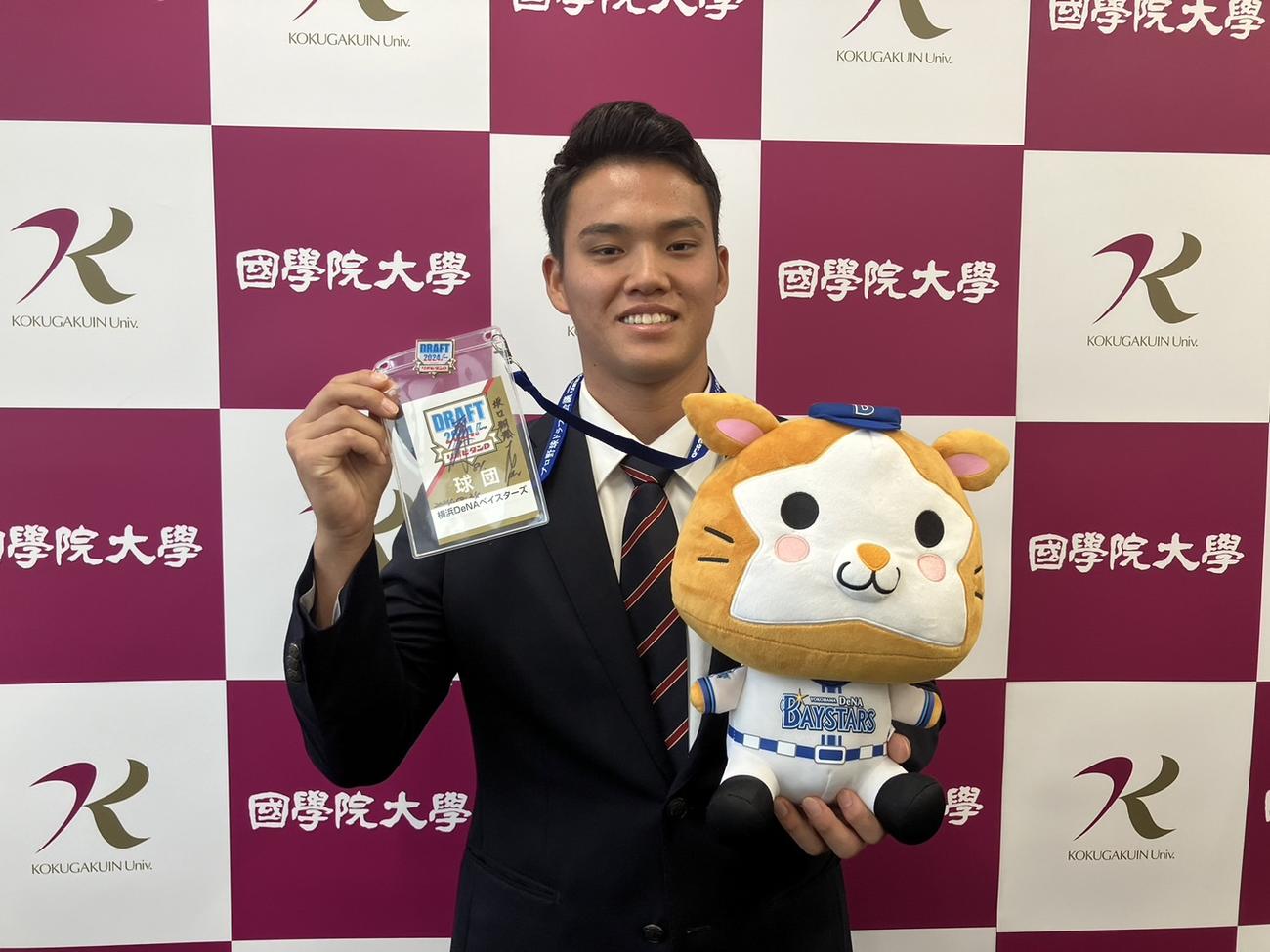 指名あいさつを受けたDeNAドラフト6位の国学院大・坂口翔颯（撮影・久保賢吾）
