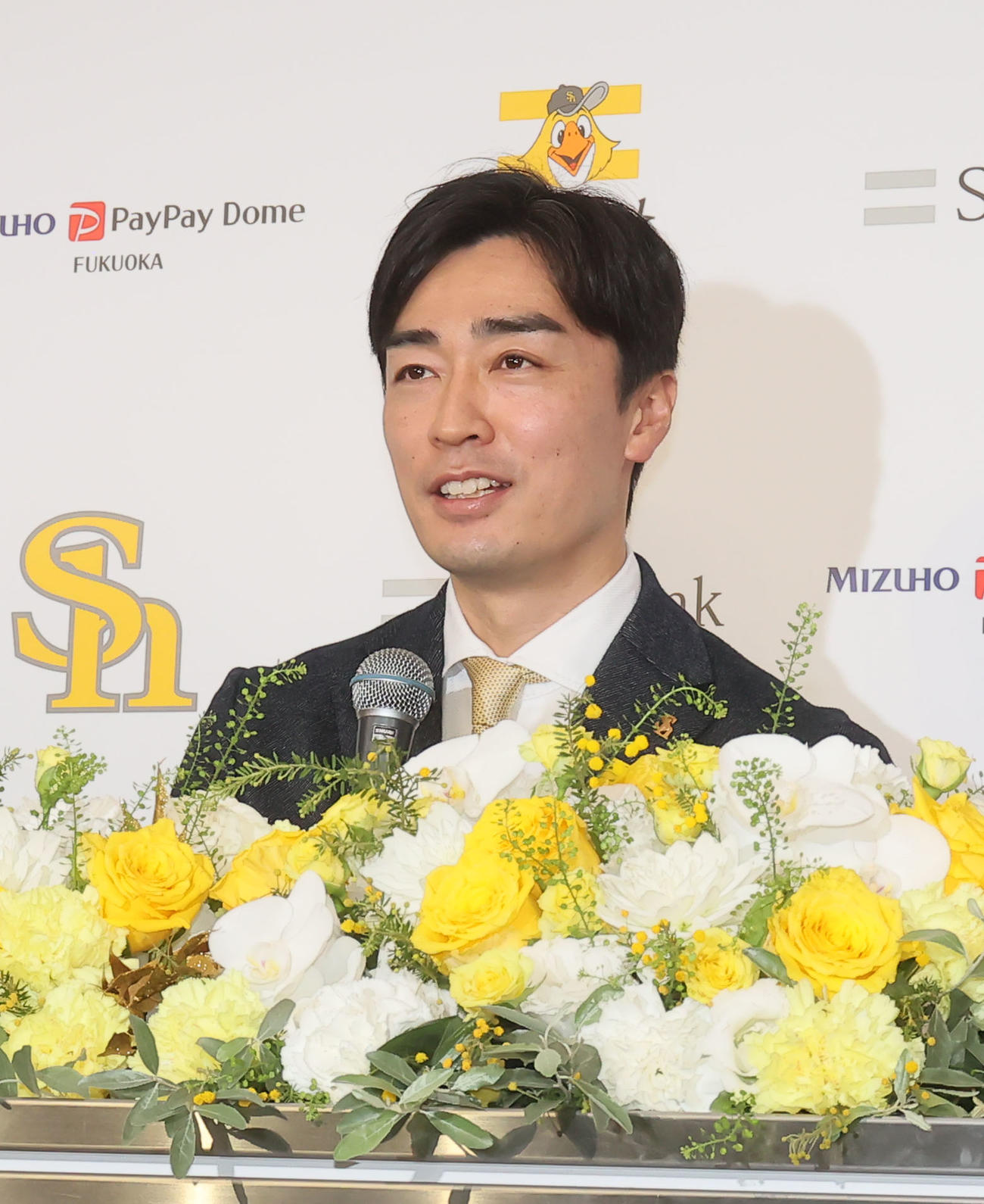 5日、引退会見に臨んだソフトバンク和田毅