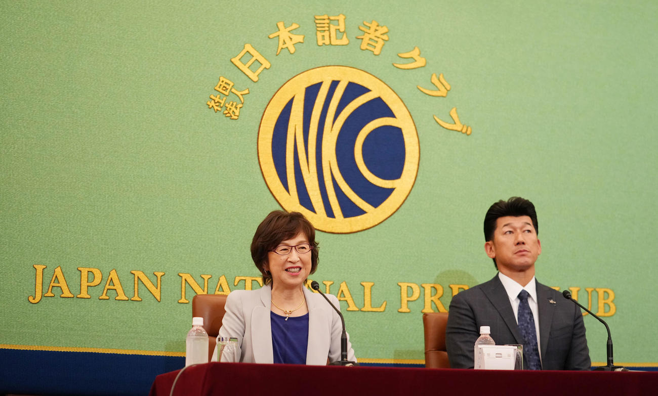 日本記者クラブで会見したDeNA南場オーナー。右は三浦監督（撮影・横山健太）