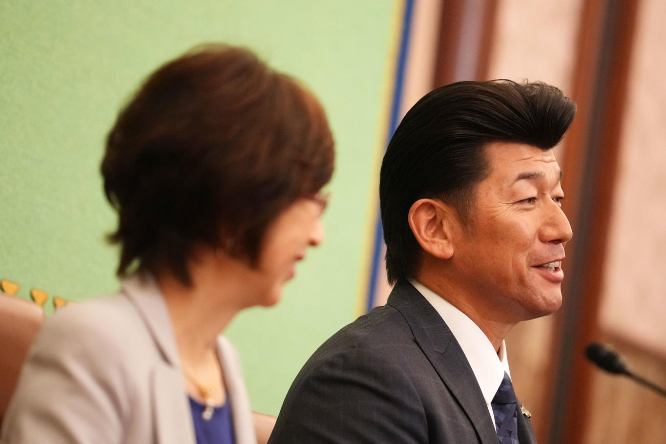 日本記者クラブで会見したDeNA三浦監督。左は南場オーナー（撮影・横山健太）
