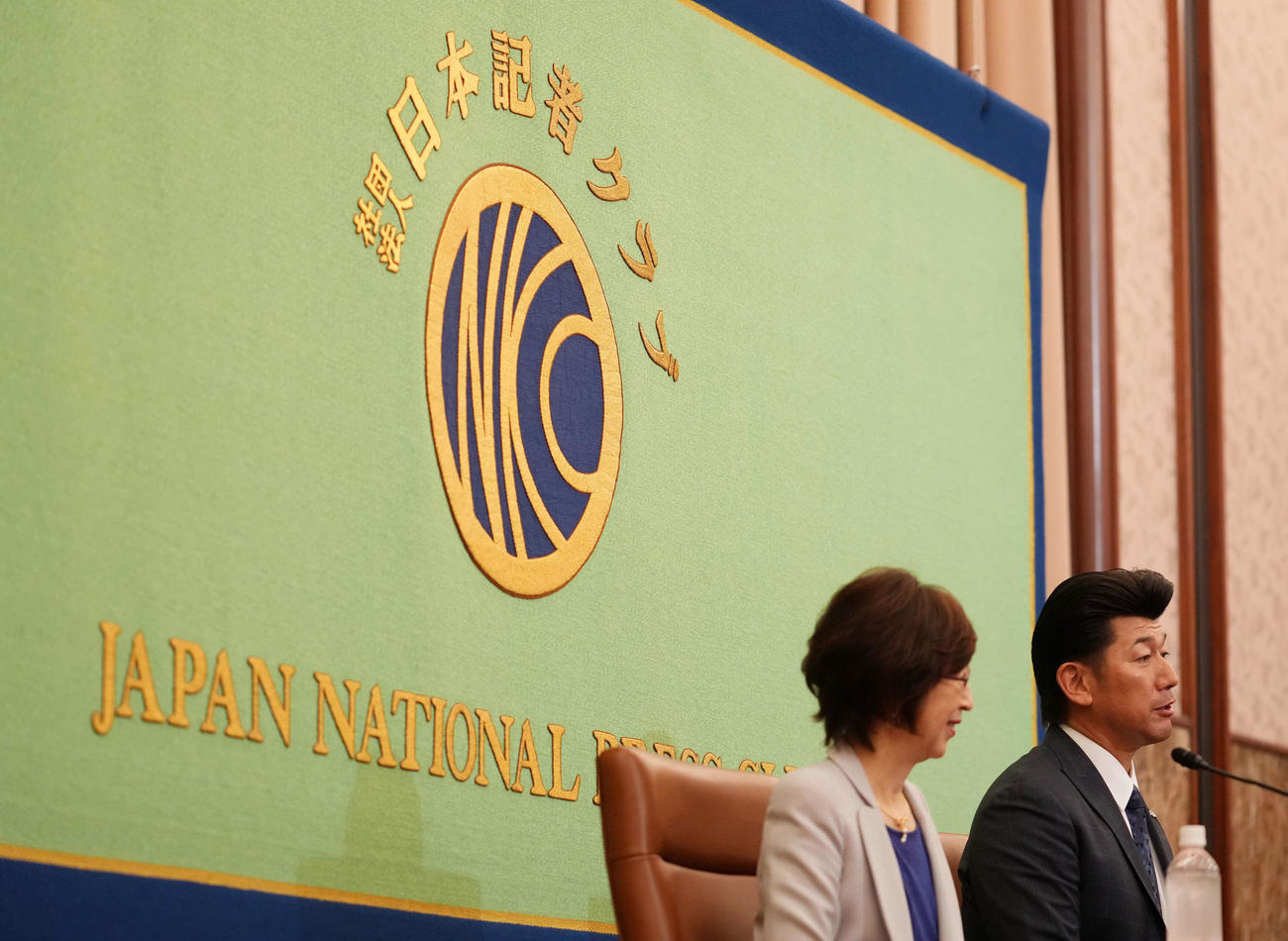 日本記者クラブで会見したDeNA三浦監督。左は南場オーナー（撮影・横山健太）