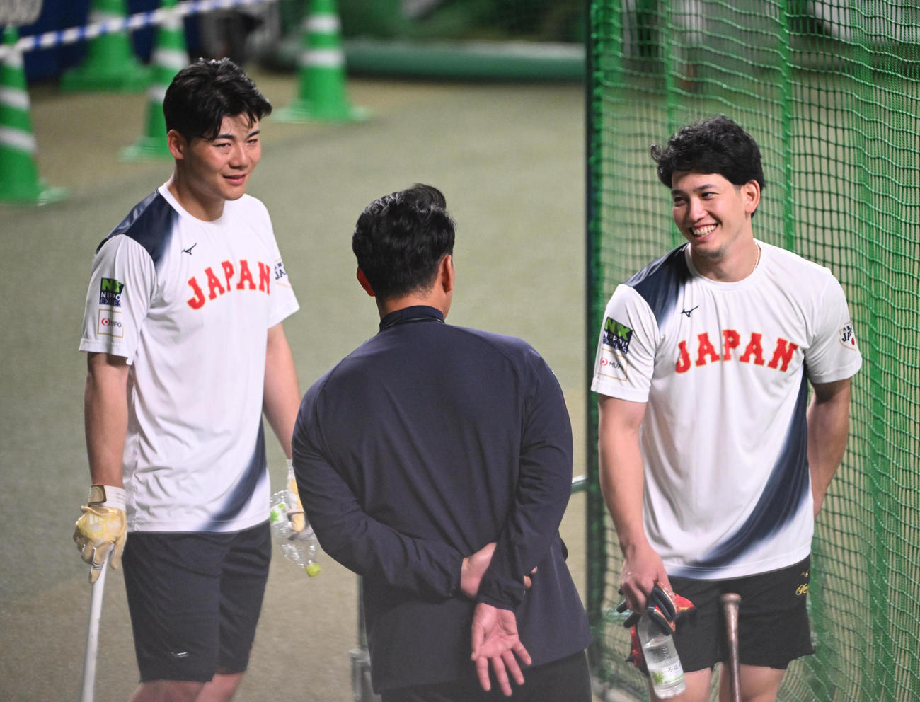 井端監督（手前）と笑顔で話す栗原（右）と清宮（撮影・和賀正仁）