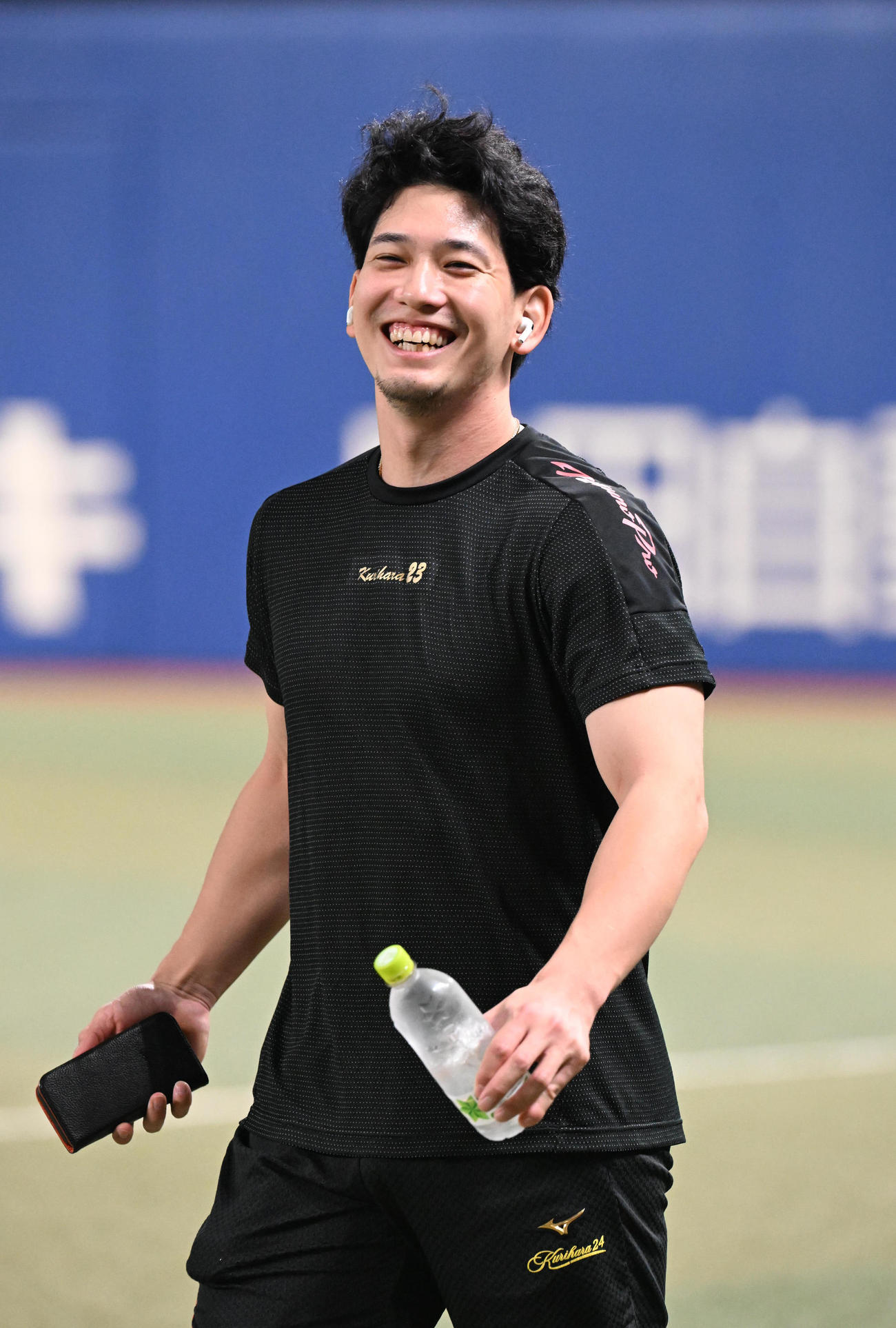 練習中、笑顔を見せる栗原（撮影・和賀正仁）