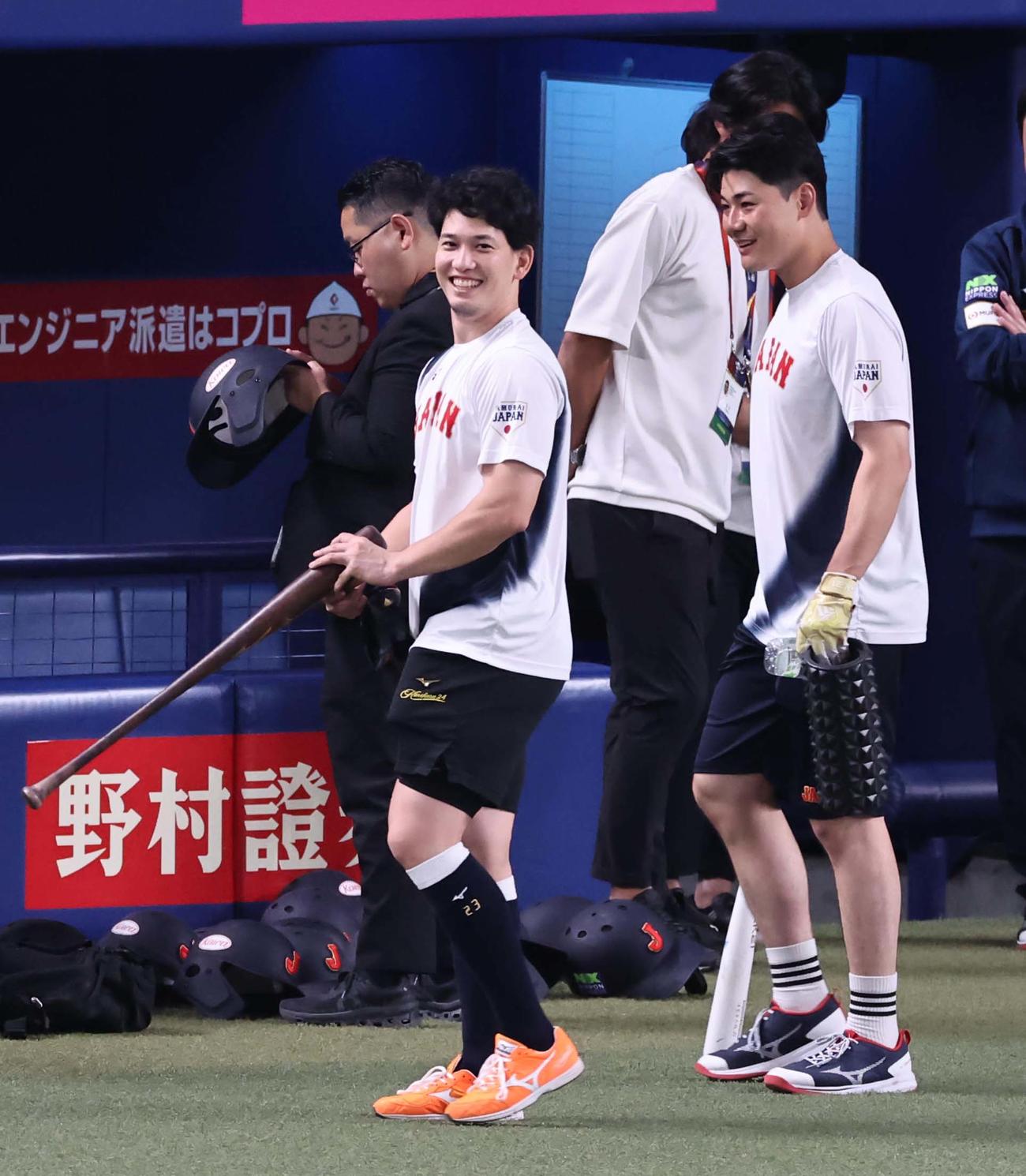 栗原（左）は清宮と笑顔を見せながら引き揚げる（撮影・上田博志）