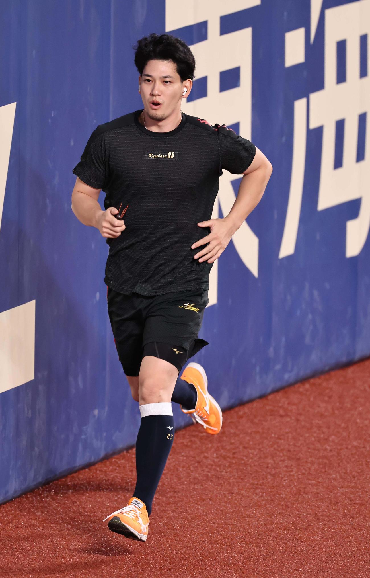 外野をランニングする栗原（撮影・上田博志）
