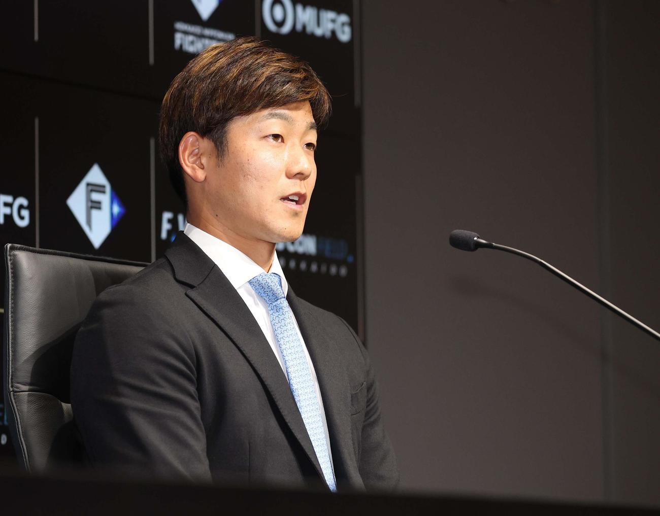 FA権を行使せず残留を決め会見する日本ハム石井（撮影・黒川智章）