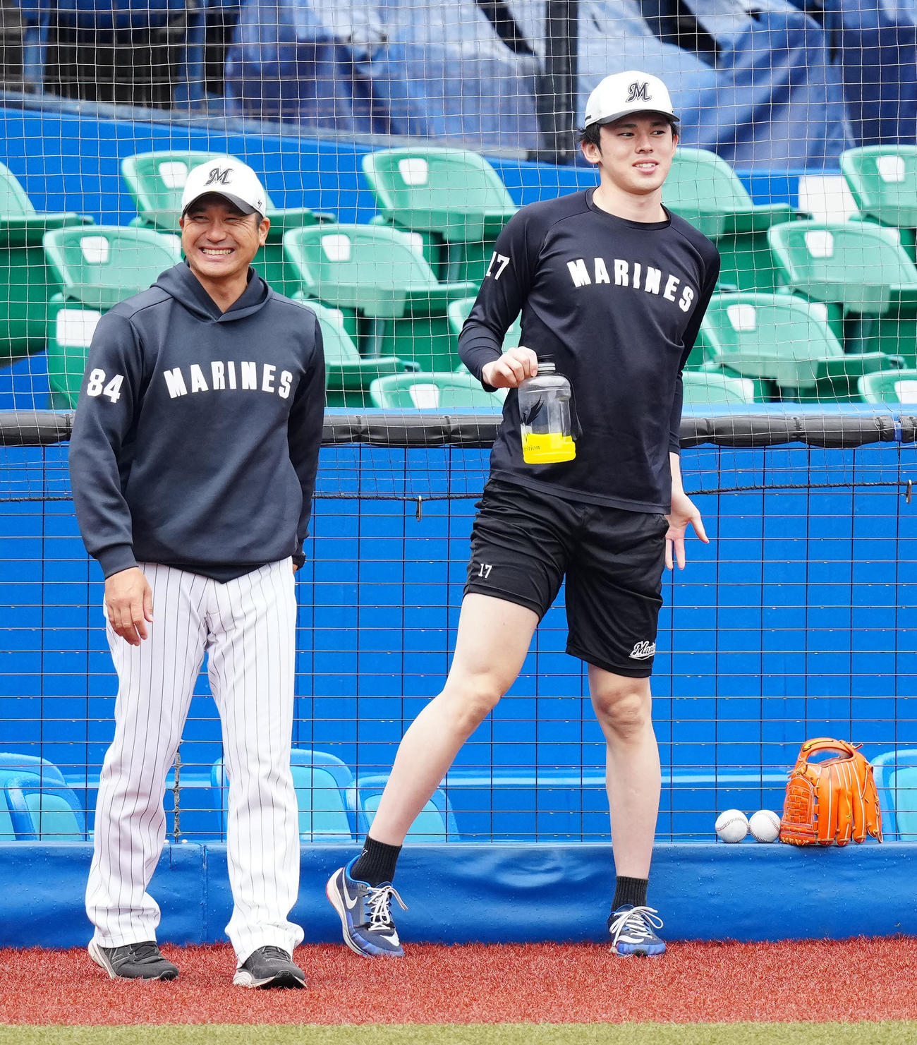 試合前練習に臨むロッテ佐々木朗（右）。左は笑顔を見せる黒木投手コーチ（2023年10月15日撮影）