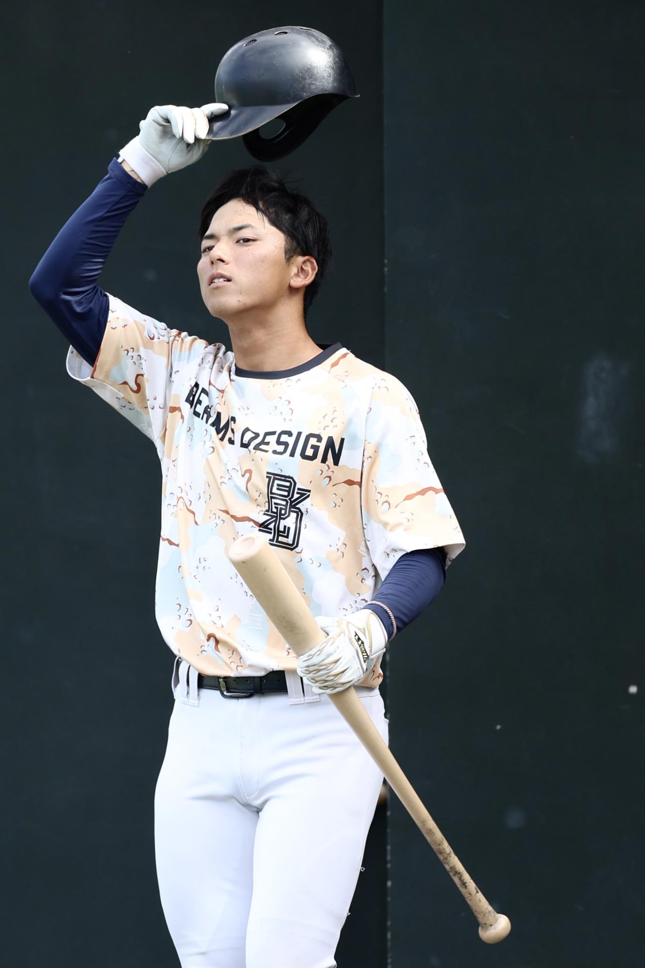 打撃練習に向かう明大・宗山（撮影・河田真司）