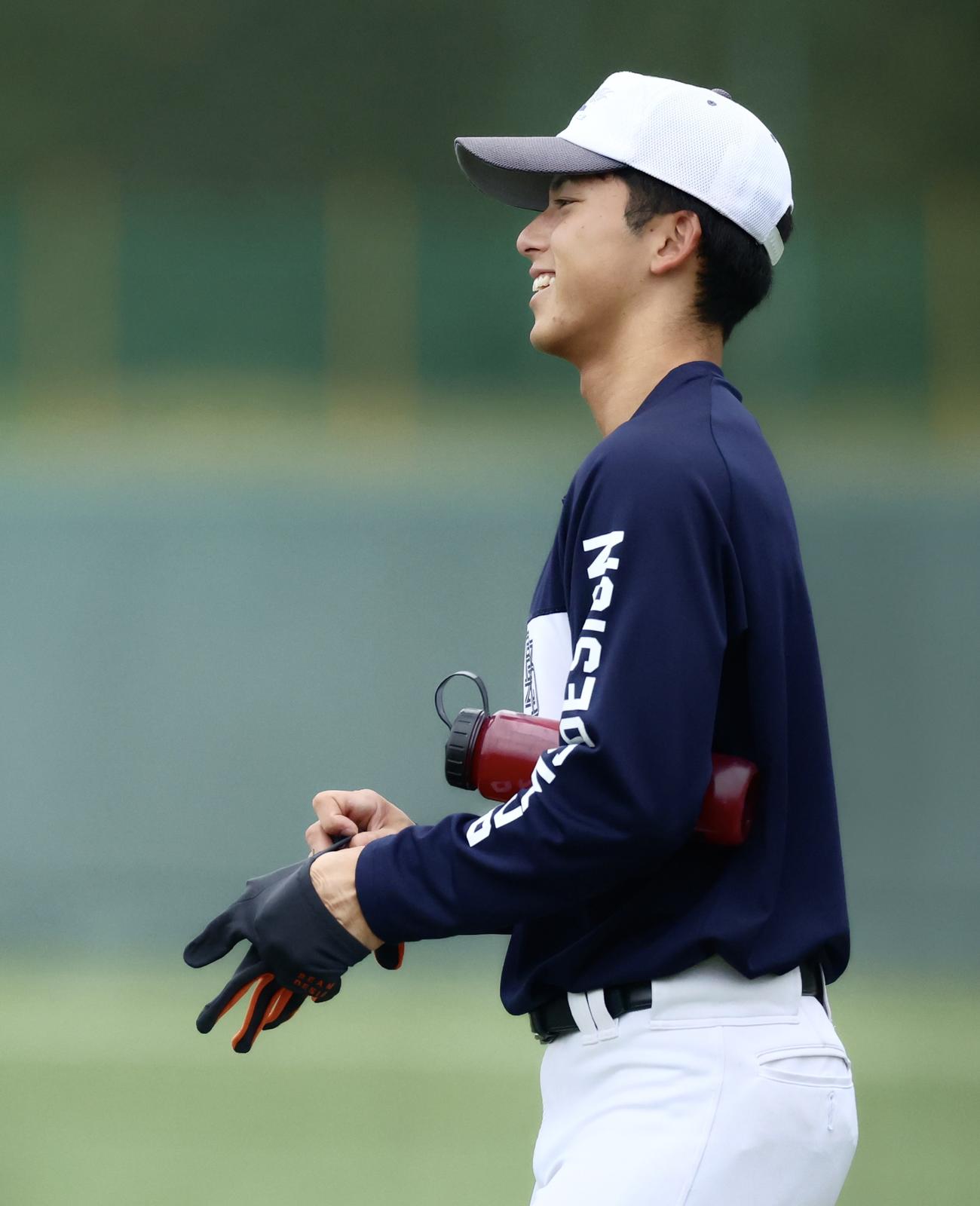 ウオーミンクアップに臨む明大・宗山（撮影・河田真司）