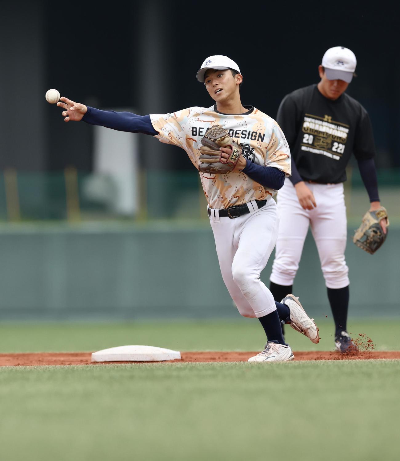 守備練習する明大・宗山（撮影・河田真司）