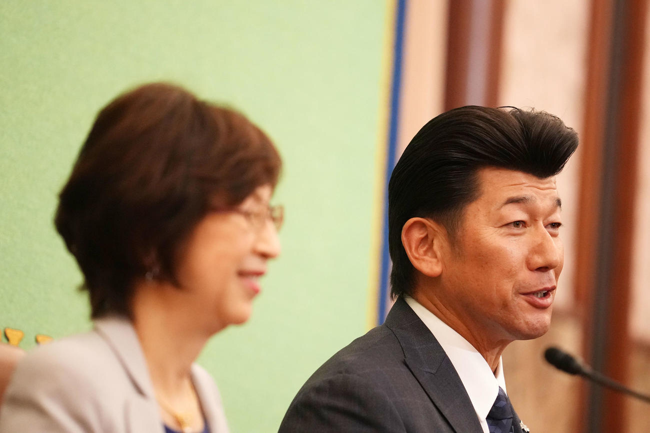 日本記者クラブで会見したDeNA三浦監督。左は南場オーナー（撮影・横山健太）