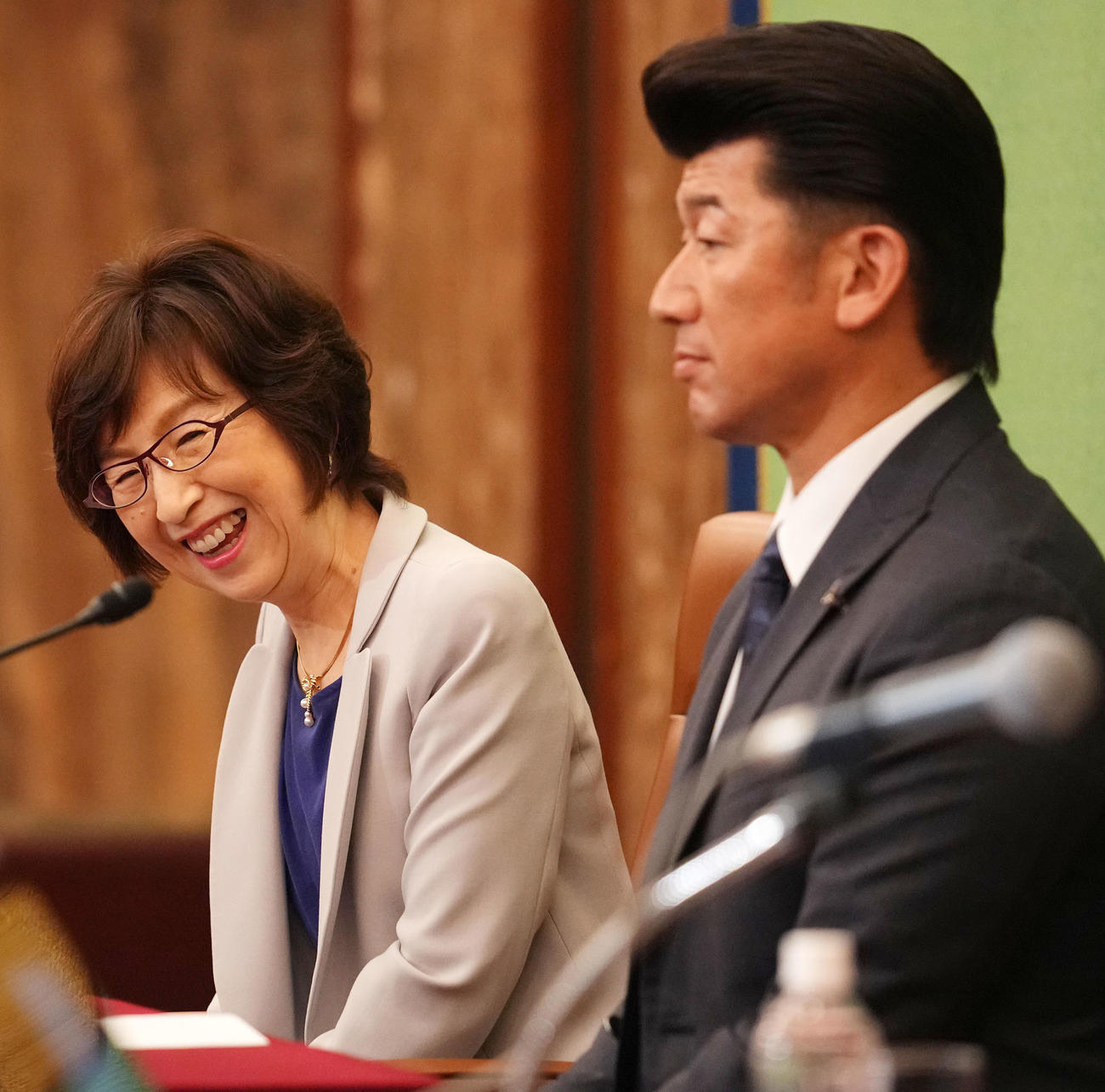 日本記者クラブでの会見で笑顔を見せるDeNA南場オーナー。右は三浦監督（撮影・横山健太）