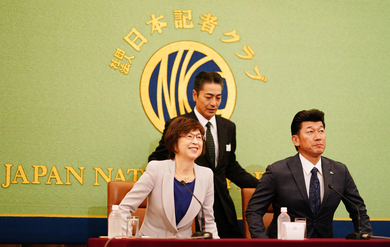 日本記者クラブで会見に臨むDeNA南場オーナー（左）と三浦監督（撮影・横山健太）