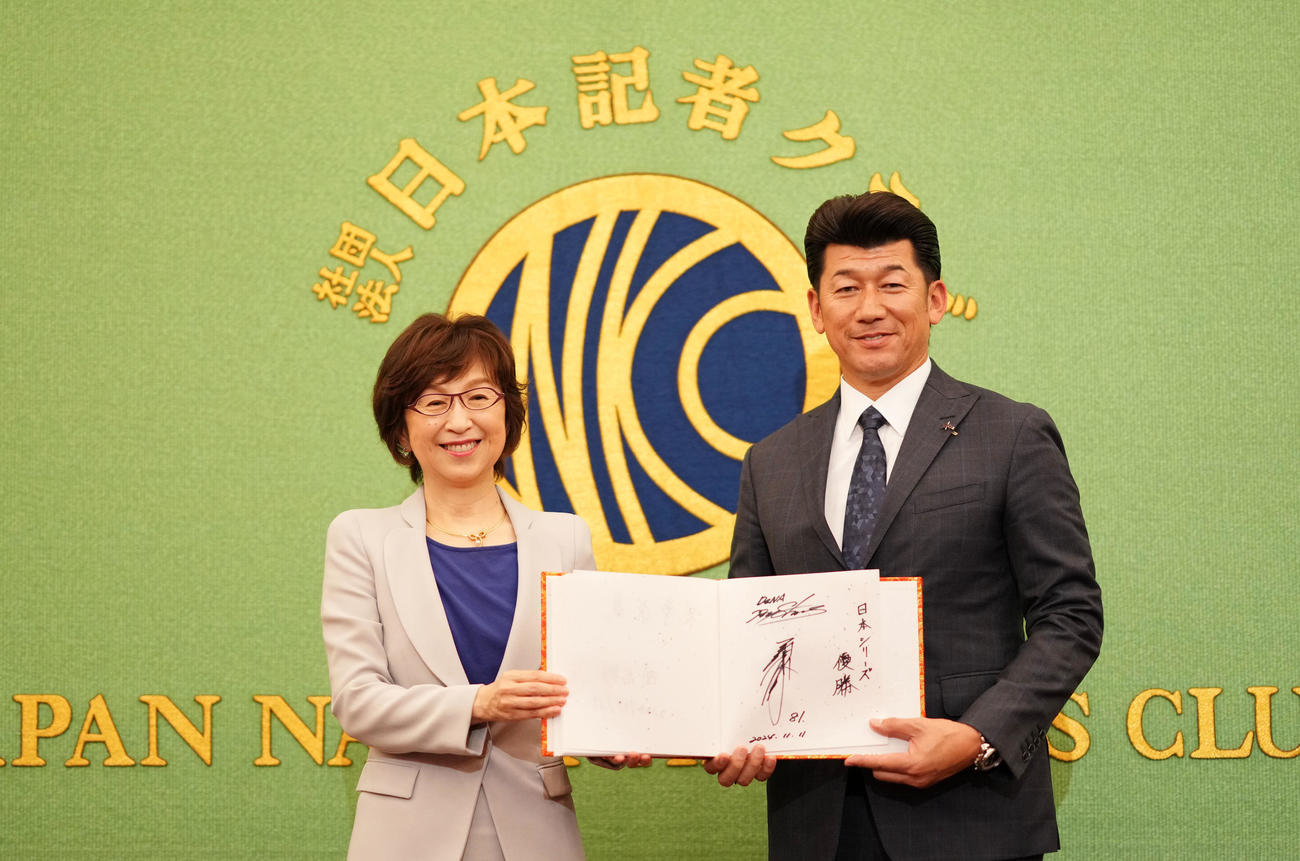 日本記者クラブでの会見を終え笑顔をみせるDeNA三浦監督（右）と南場オーナー（撮影・横山健太）
