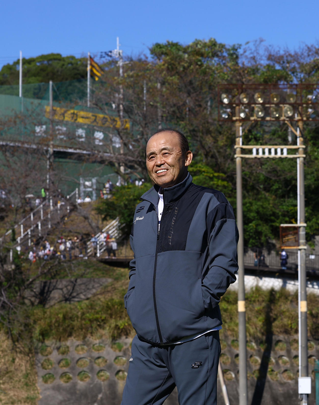 練習を見つめる阪神の岡田オーナー付顧問（撮影・藤尾明華）
