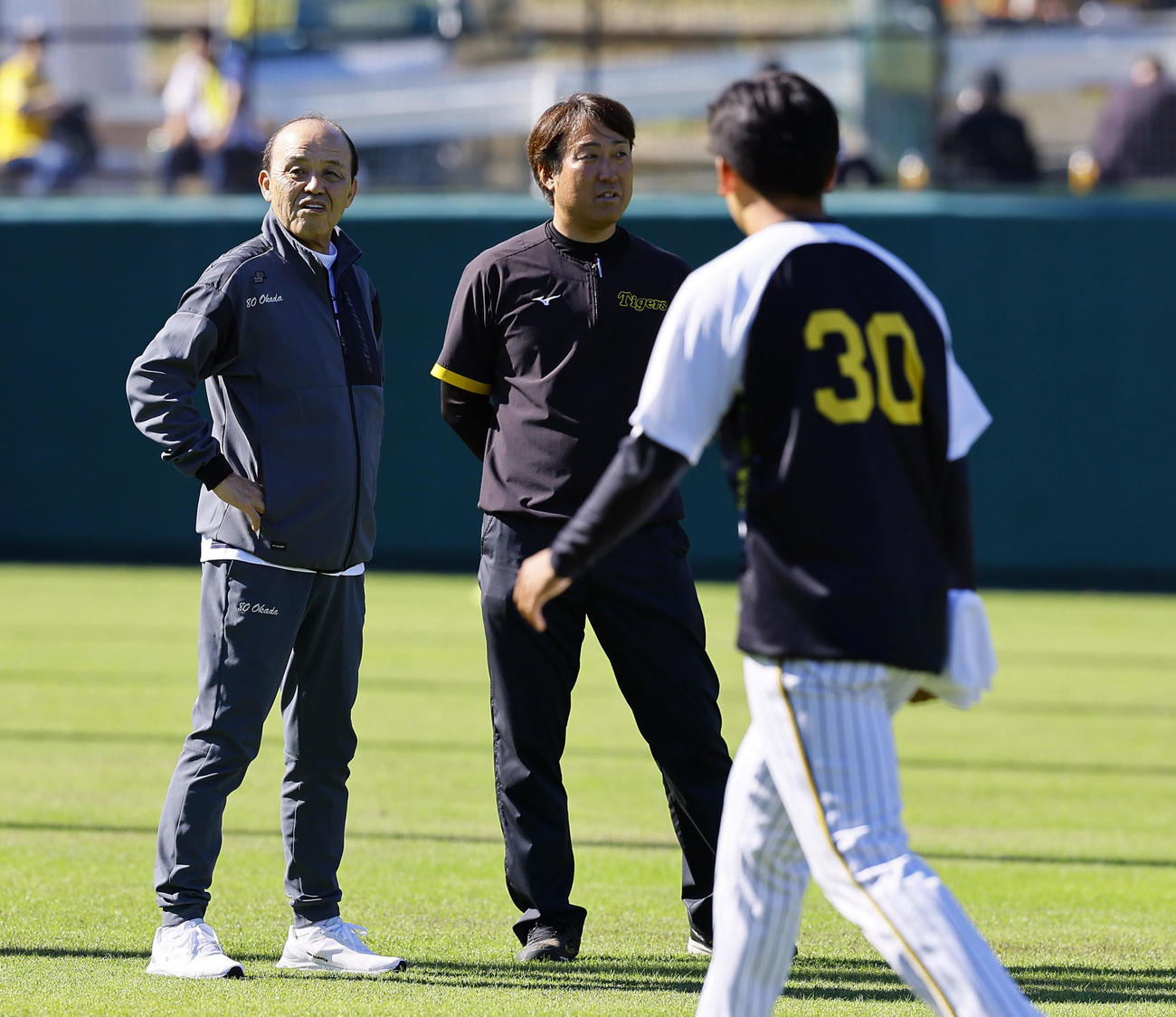 阪神門別と言葉を交わす岡田オーナー付顧問（左）（撮影・藤尾明華）