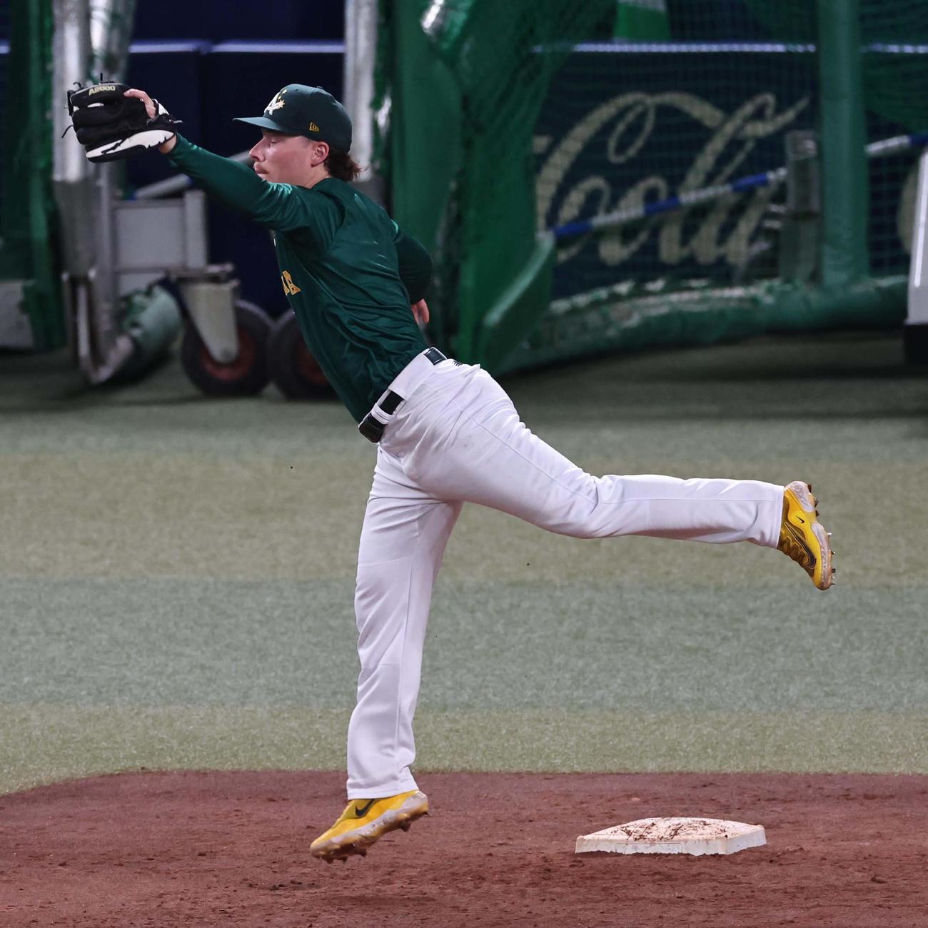投内連係プレーの練習をする豪州代表・バザナ（撮影・上田博志）