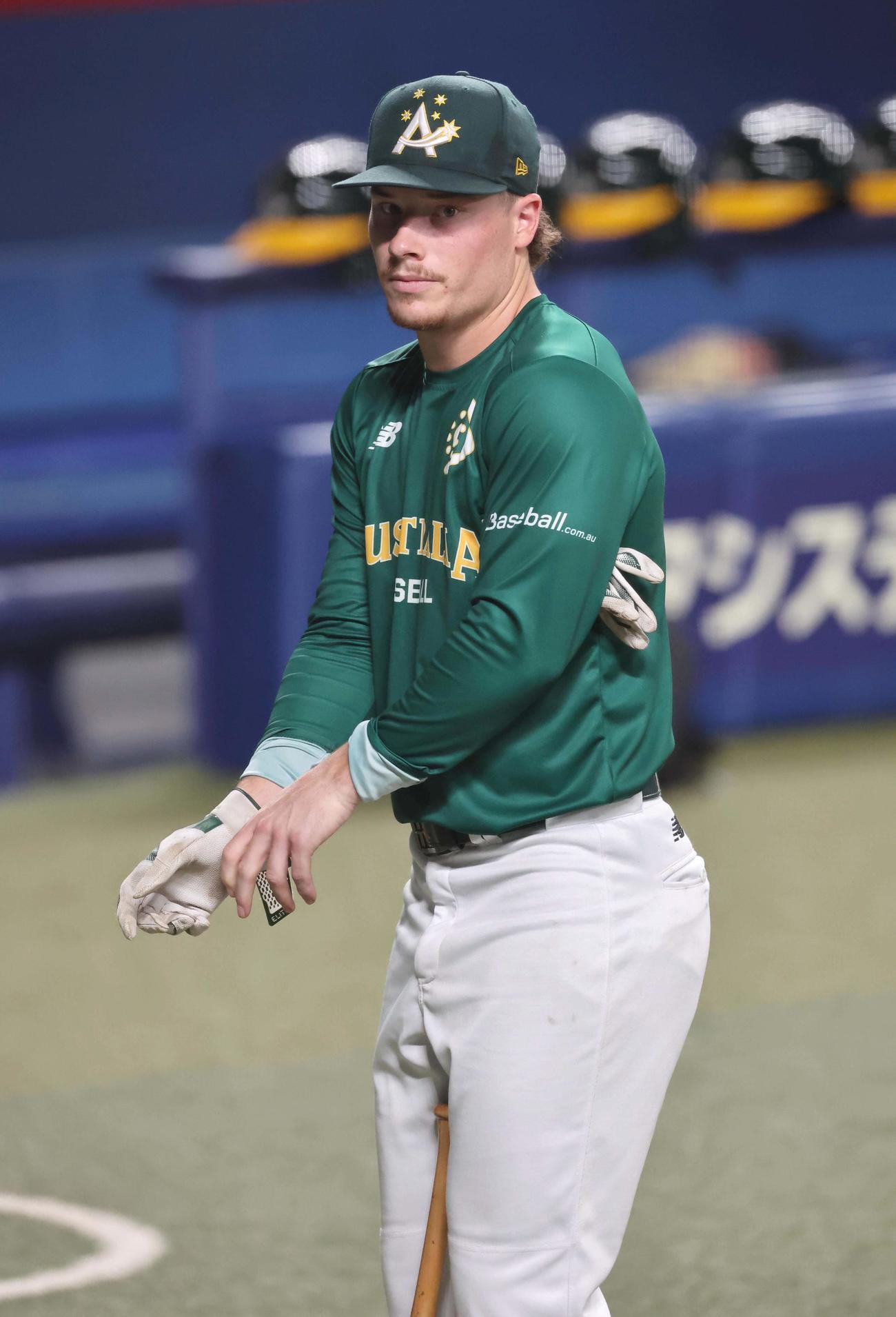 打撃グローブを付ける豪州代表・トラビス・バザナ（撮影・上田博志）