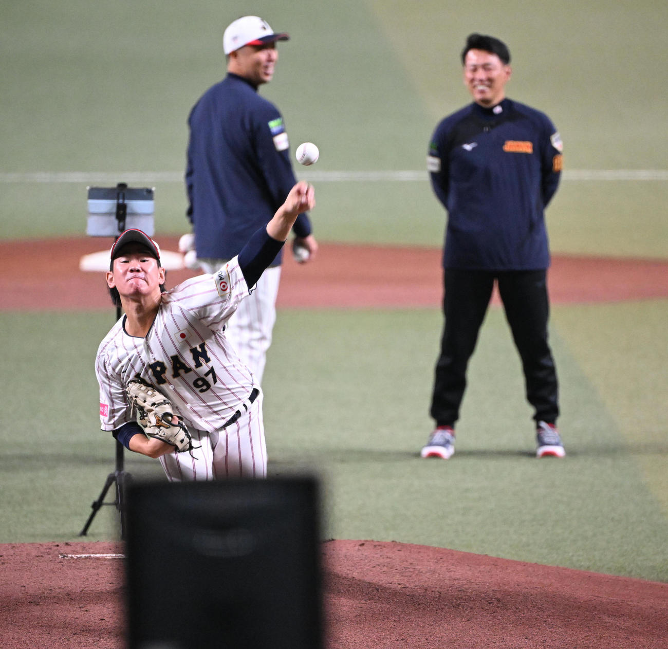 井端監督（右奥）と吉見コーチの見守る中、マウンドから投げる井上（撮影・和賀正仁）