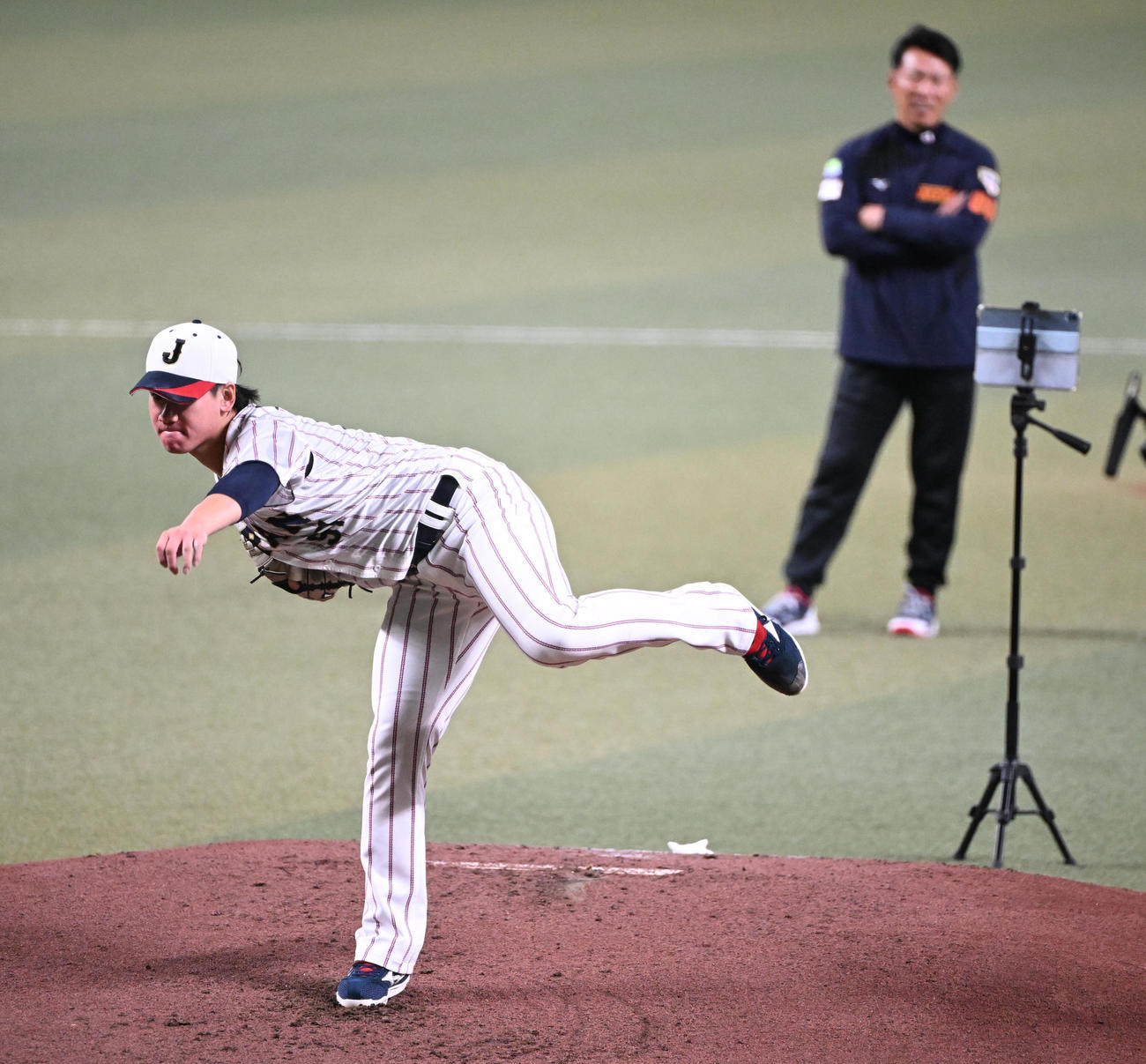 井端監督（右奥）の見守る中、マウンドから投げる井上（撮影・和賀正仁）