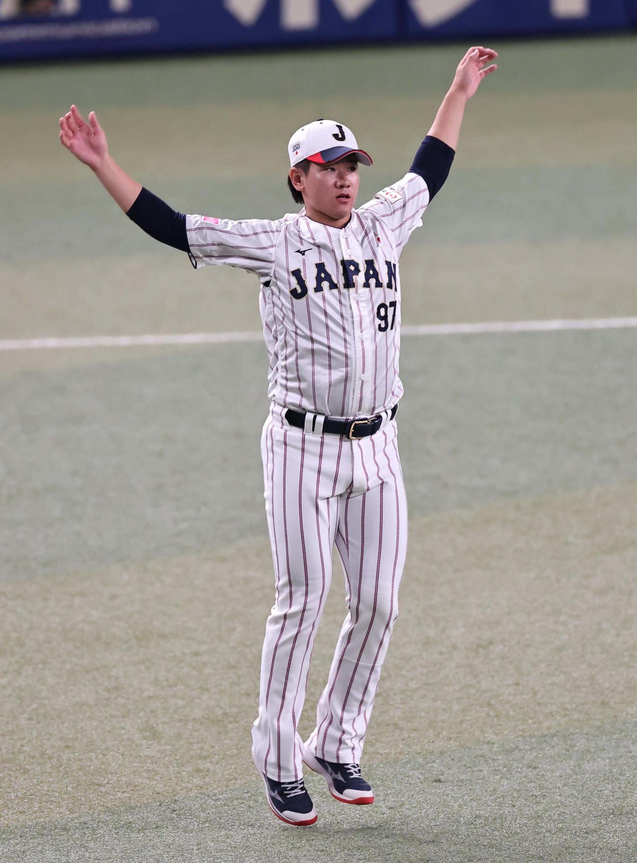 ウオーミングアップをする井上（撮影・上田博志）