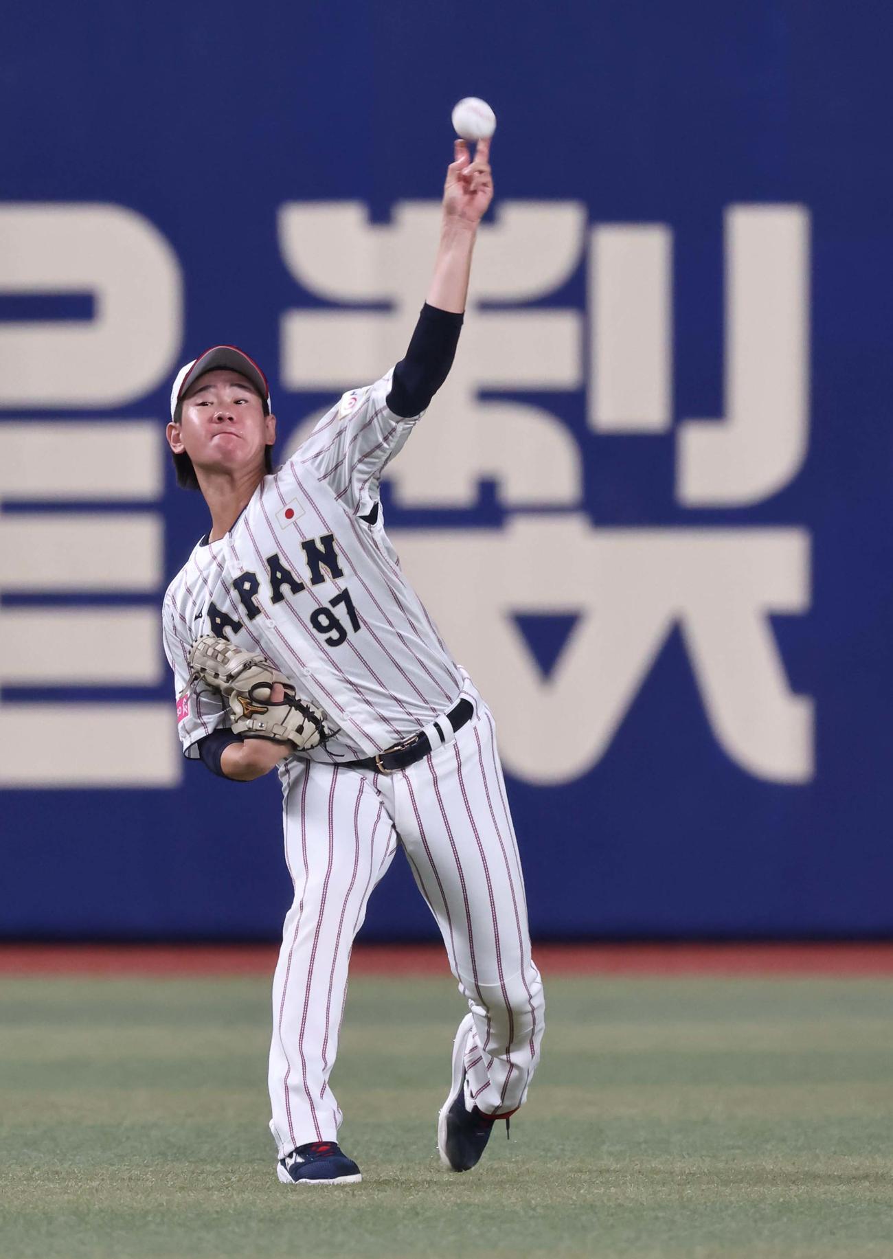 キャッチボールをする井上（撮影・上田博志）