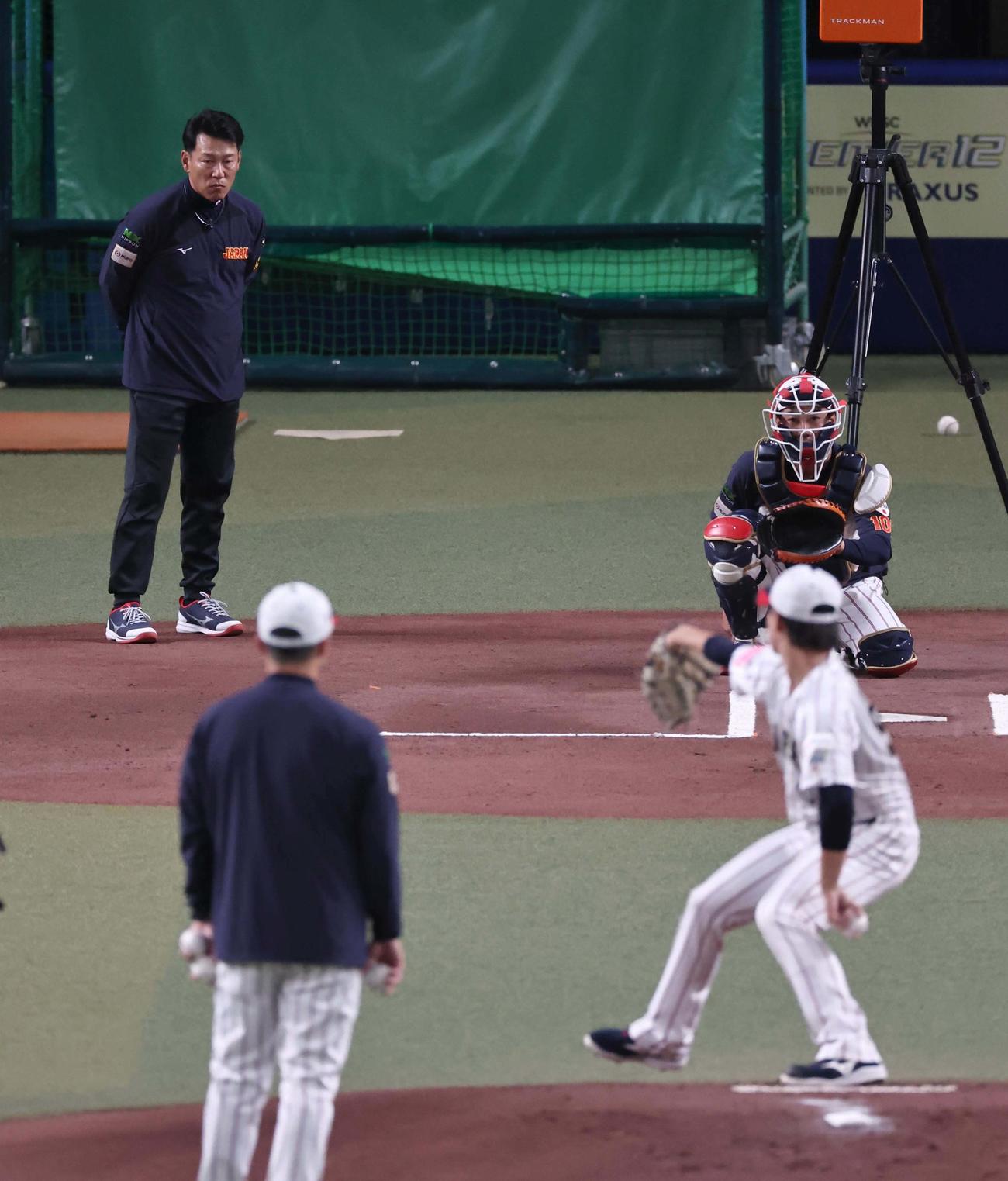 井端監督（左）は井上の投球をチェックする（撮影・上田博志）