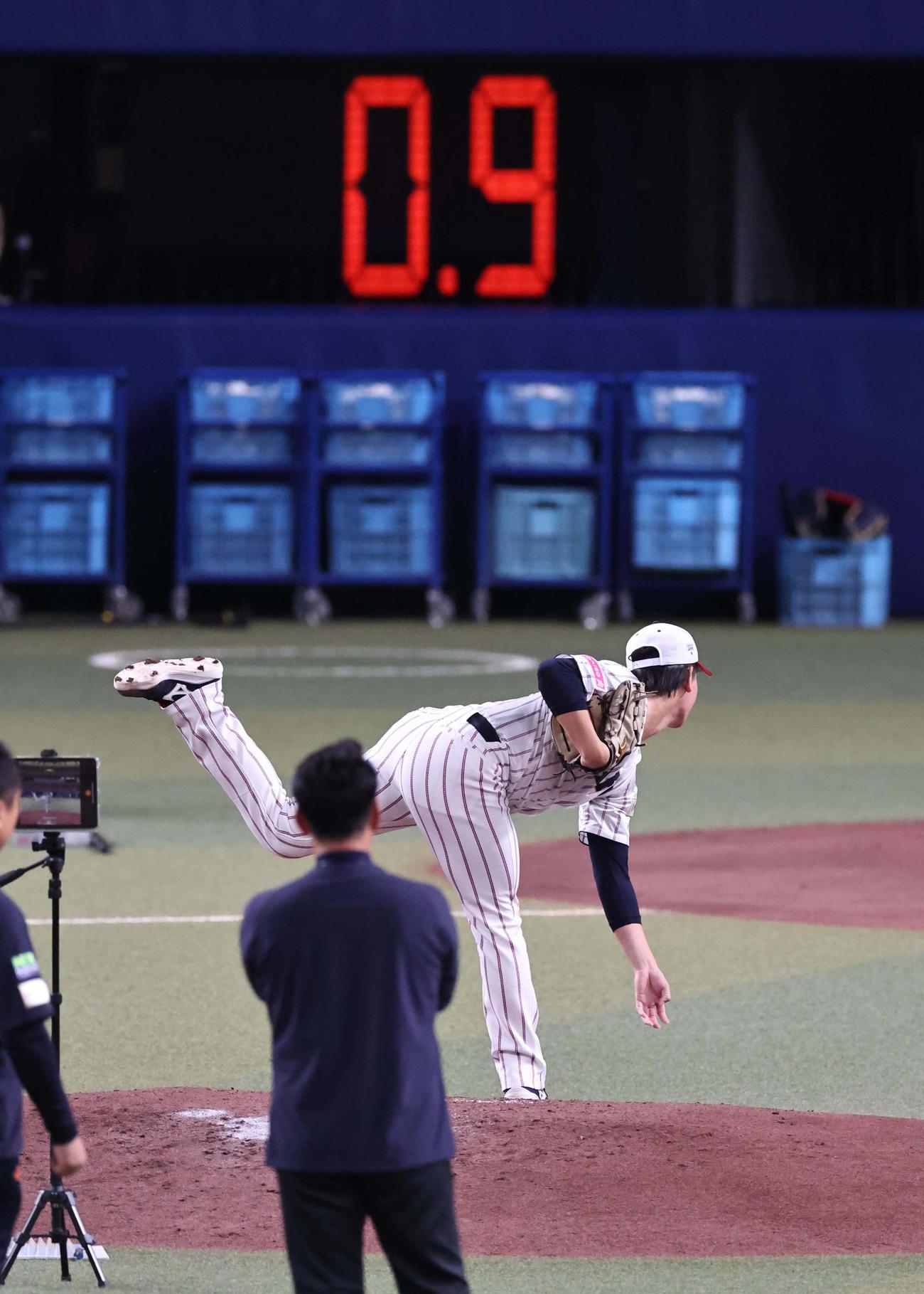 ピッチクロックの感覚を確かめながら投球練習をする井上。手前は井端監督（撮影・上田博志）