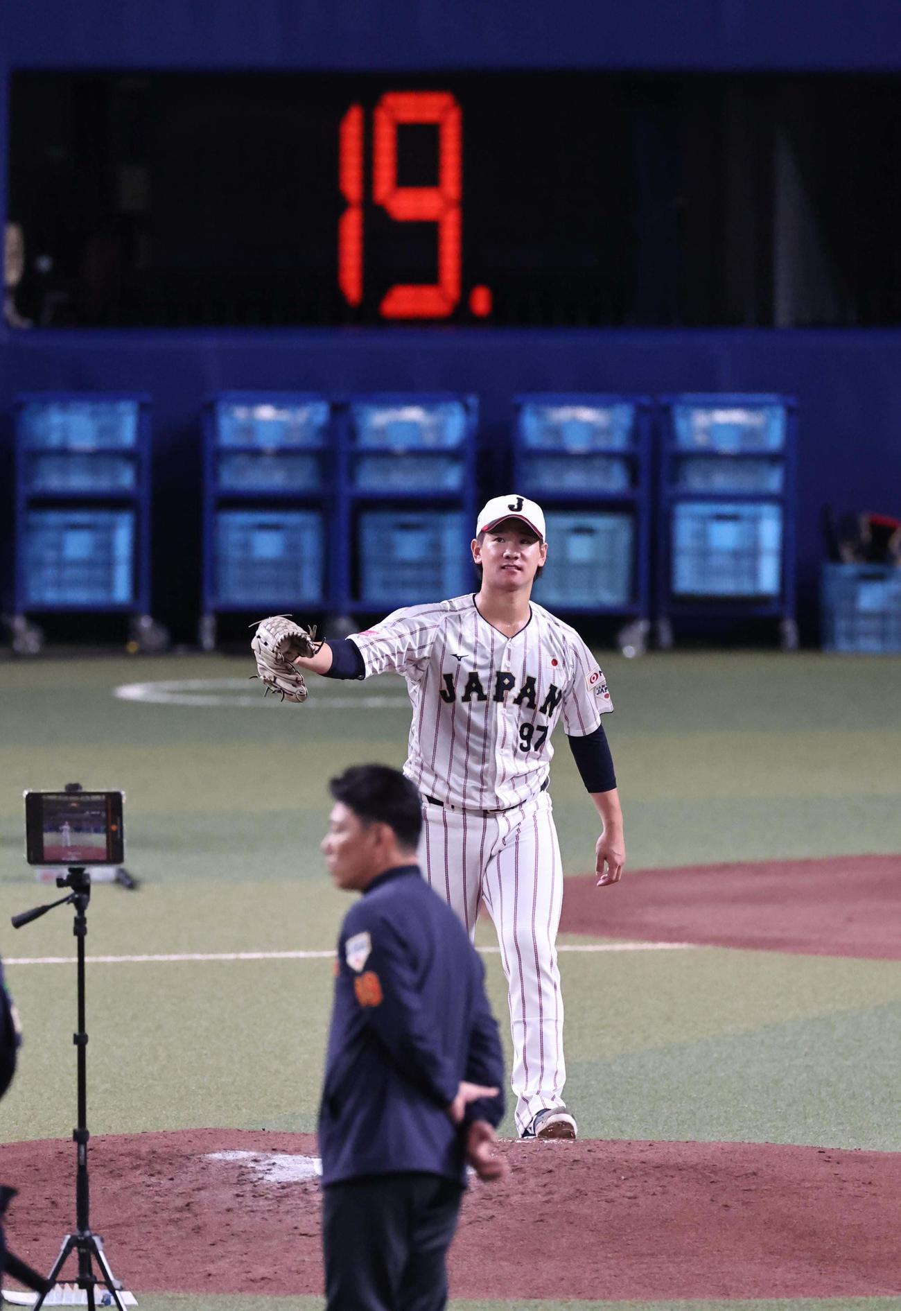 ピッチクロックの感覚を確かめながら投球練習をする井上。手前は井端監督（撮影・上田博志）