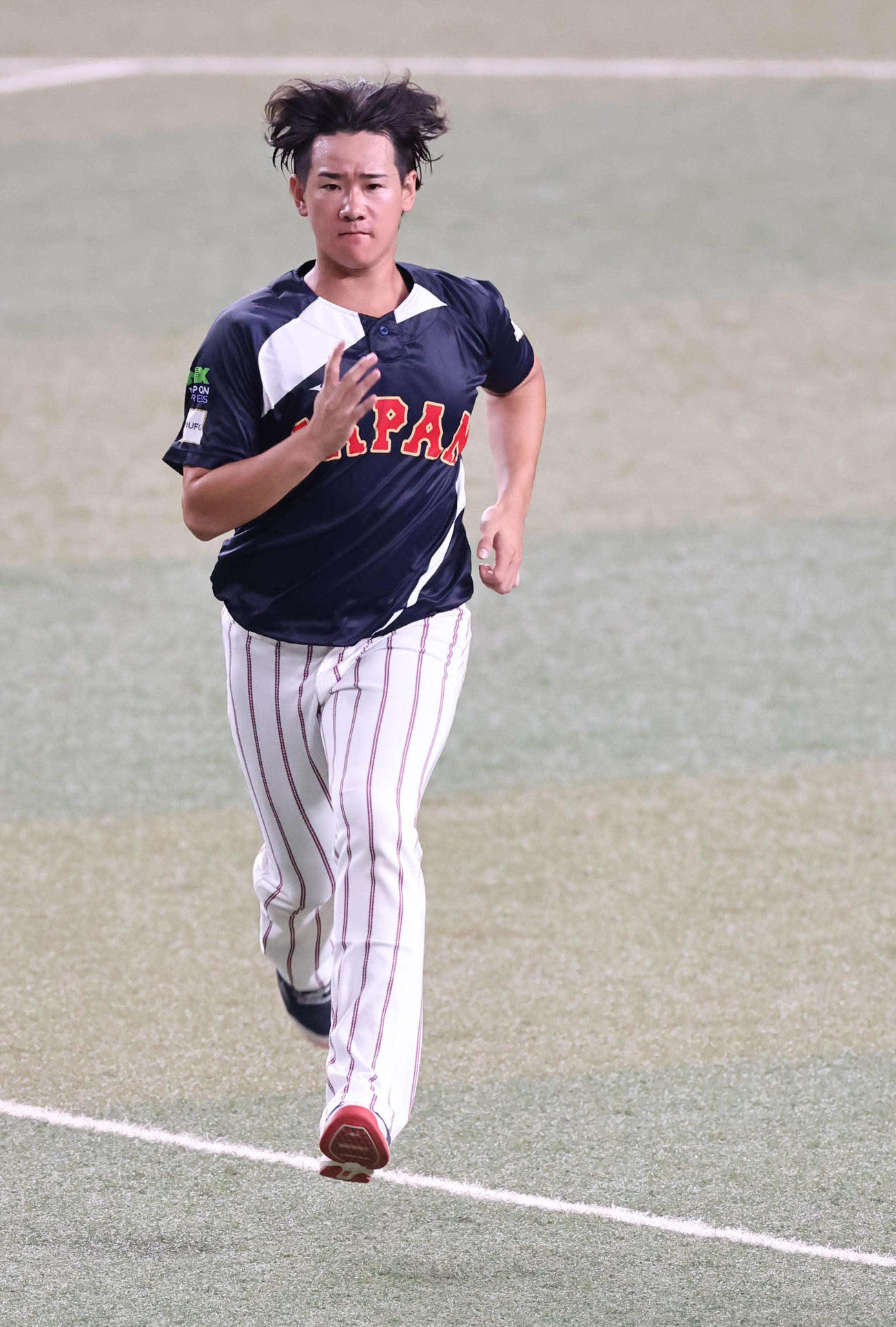 外野をダッシュする井上（撮影・上田博志）