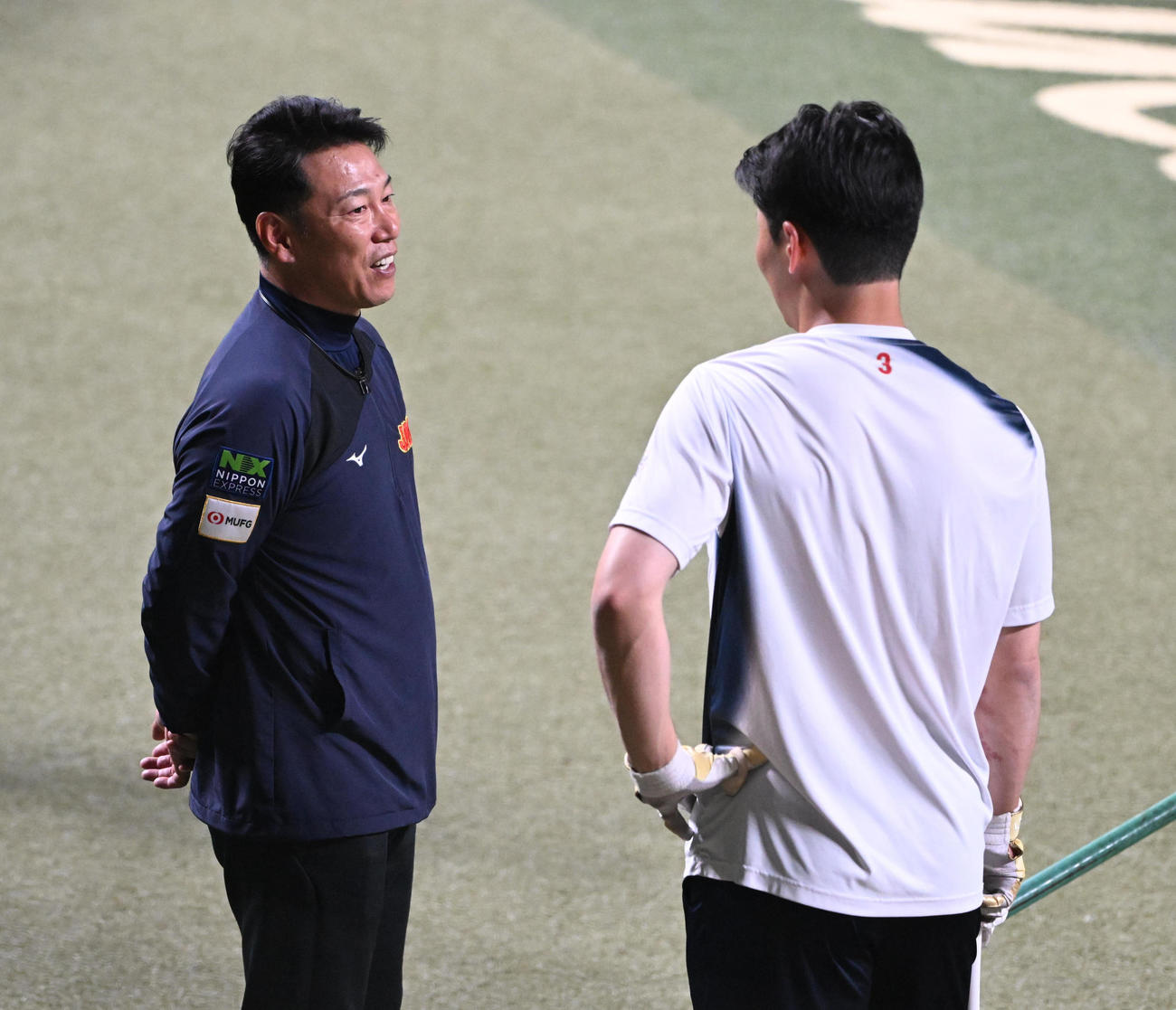 打撃練習中、清宮（右）と話す井端監督（撮影・和賀正仁）