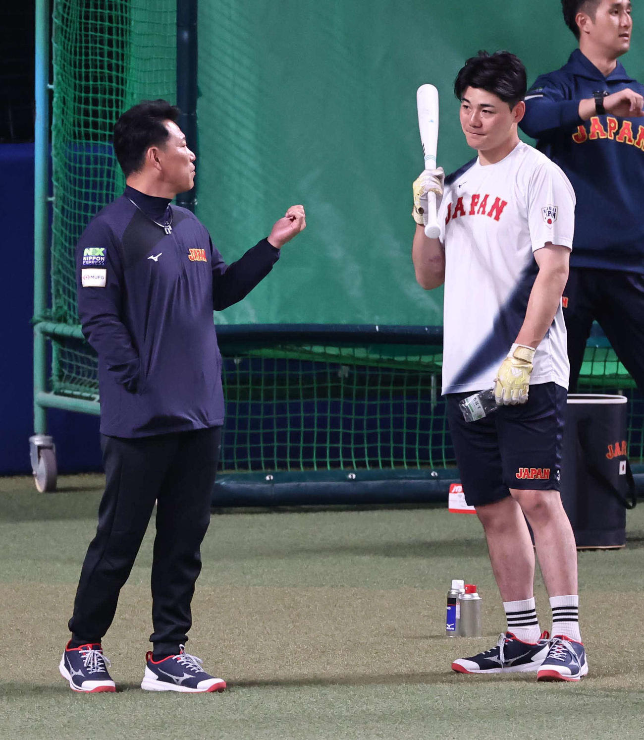 井端監督（左）は清宮と話をする（撮影・上田博志）