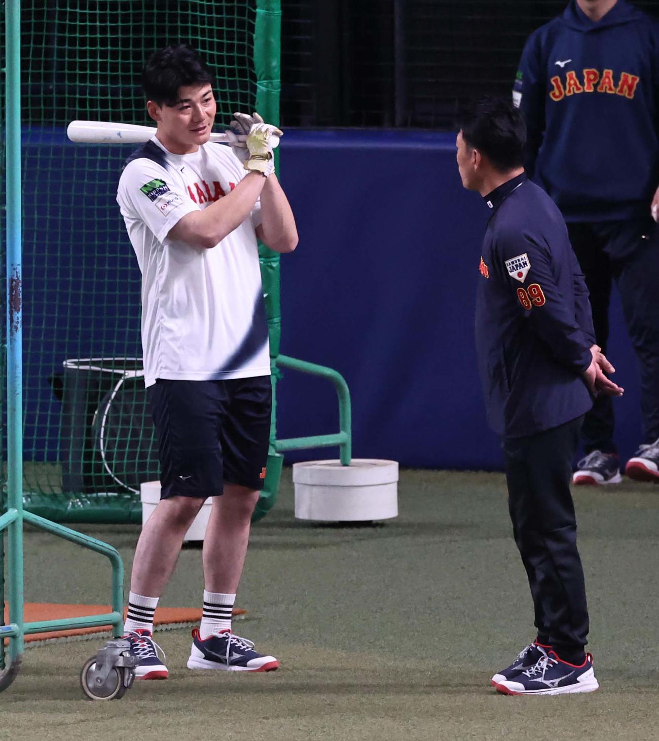 井端監督（右）は清宮と話をする（撮影・上田博志）