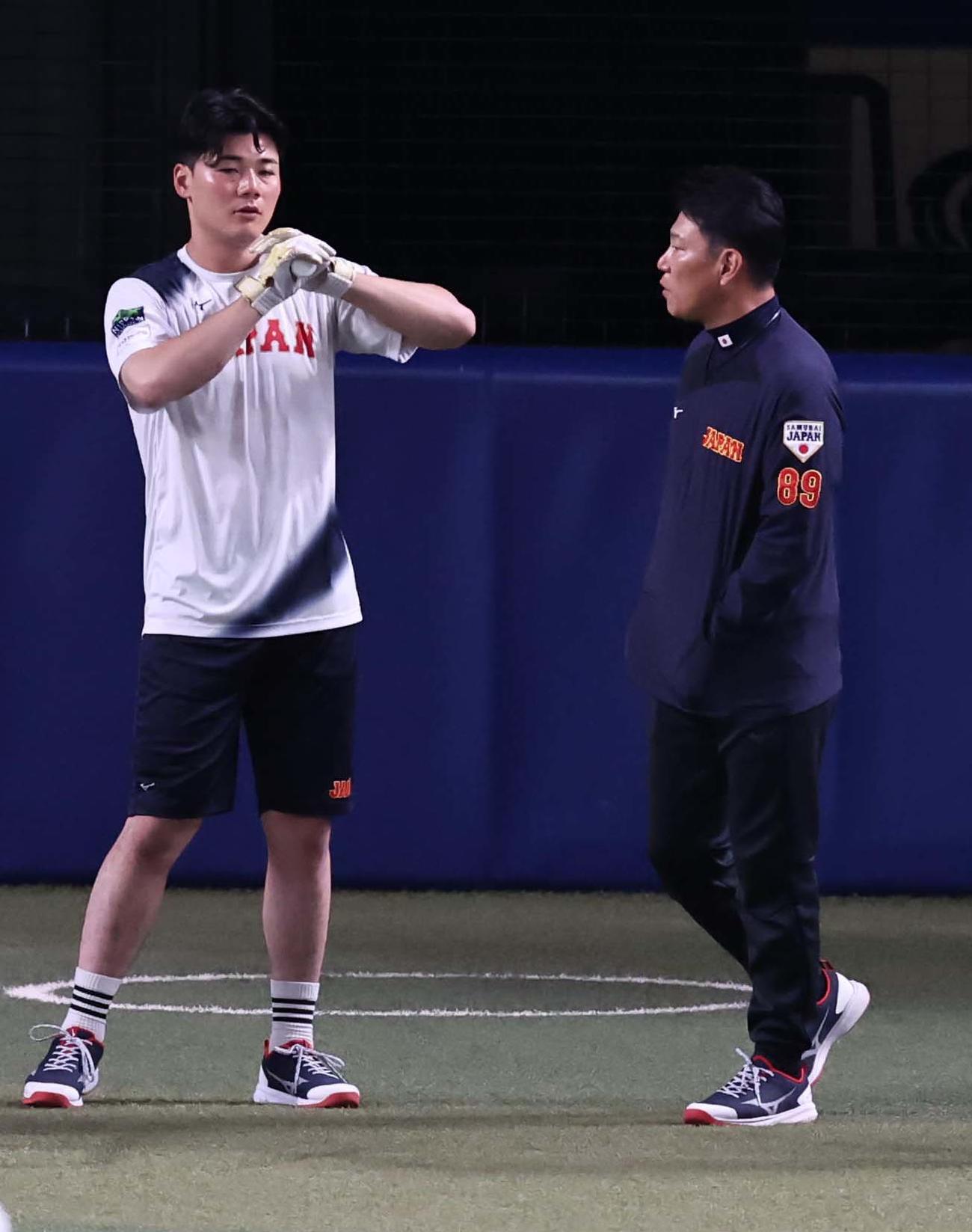 井端監督（右）は清宮と話をする（撮影・上田博志）