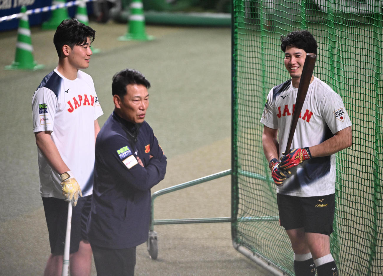 井端監督（手前）と笑顔で話す栗原（右）と清宮（撮影・和賀正仁）