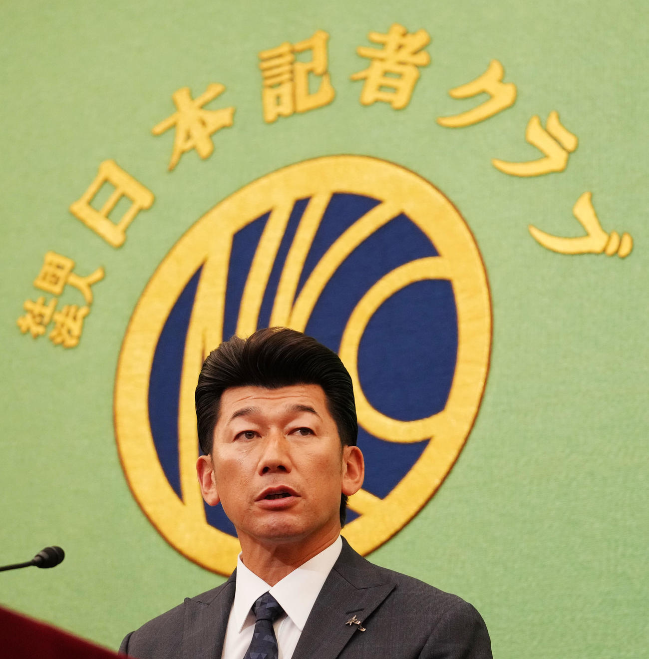 日本記者クラブで会見したDeNA三浦監督（撮影・横山健太）