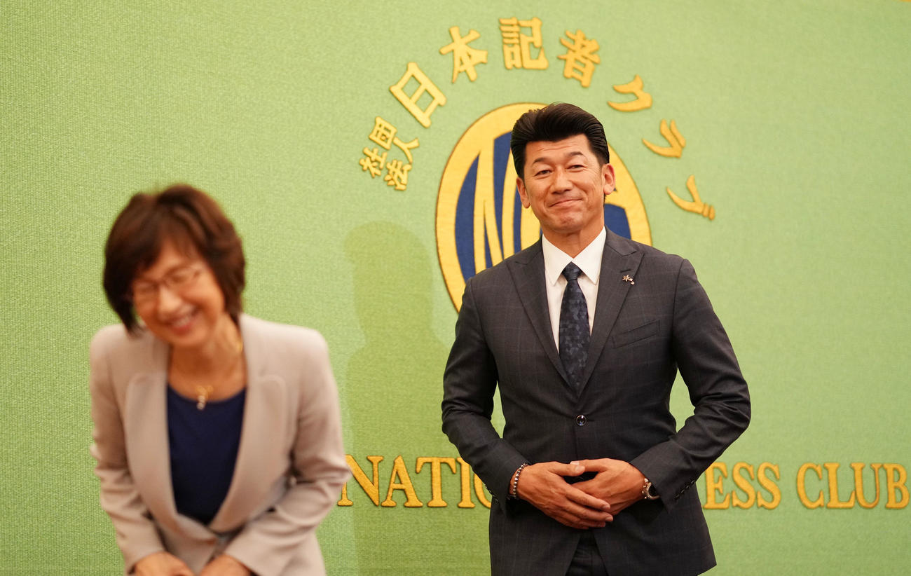 日本記者クラブでの会見を終え笑顔で引き揚げるDeNA三浦監督（右）と南場オーナー（撮影・横山健太）