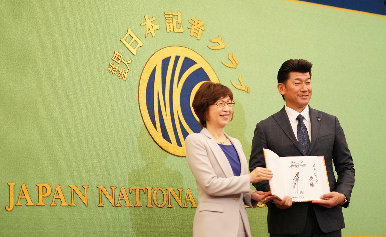 日本記者クラブでの会見を終え笑顔をみせるDeNA三浦監督（右）と南場オーナー（撮影・横山健太）
