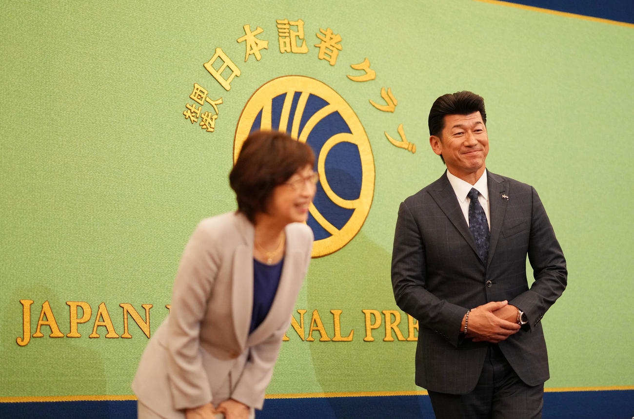 日本記者クラブでの会見を終え笑顔で引き揚げるDeNA三浦監督（右）と南場オーナー（撮影・横山健太）