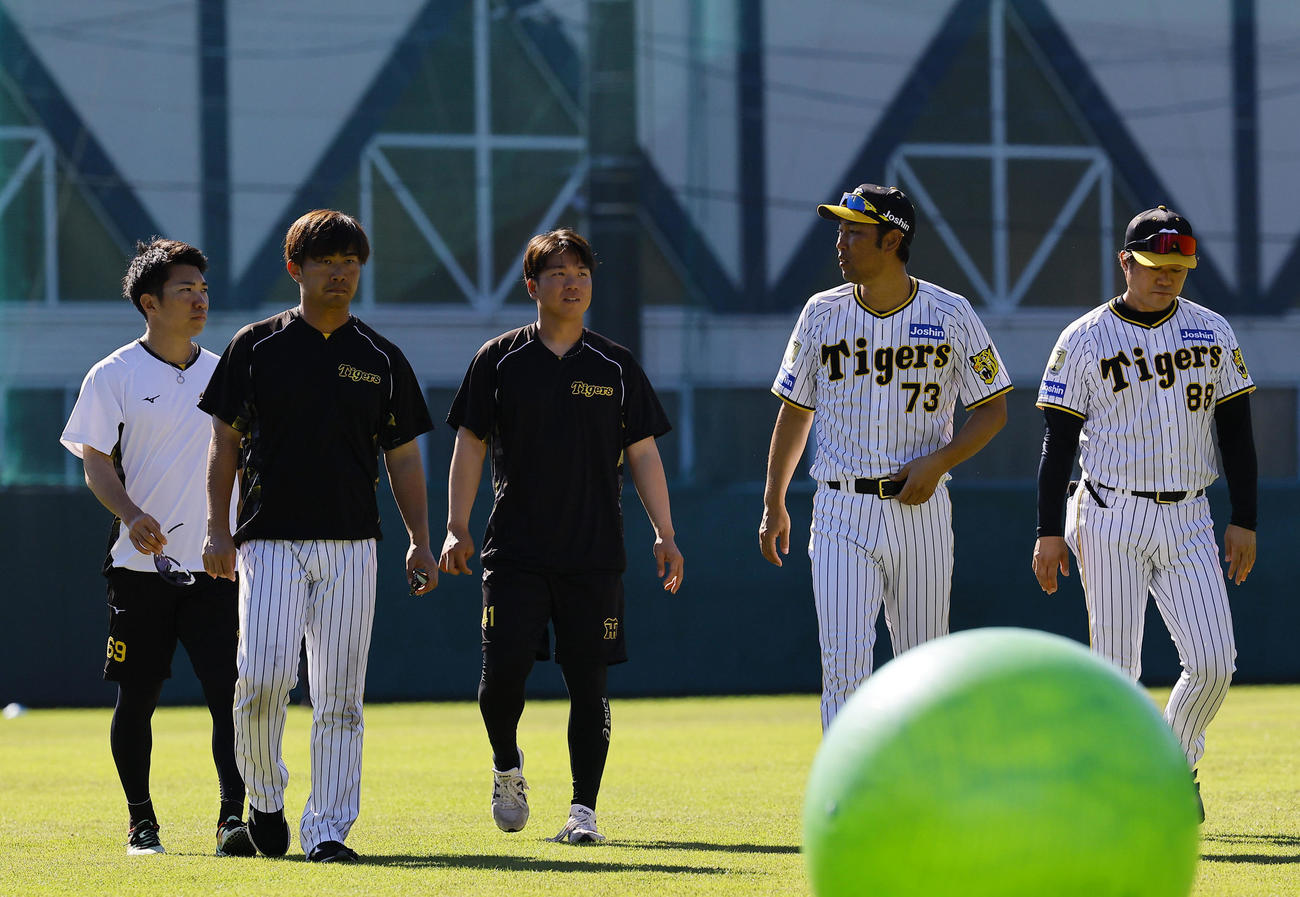 金村投手コーチ（右から2人目）と話しをする、左から阪神石井、村上、桐敷（撮影・藤尾明華）