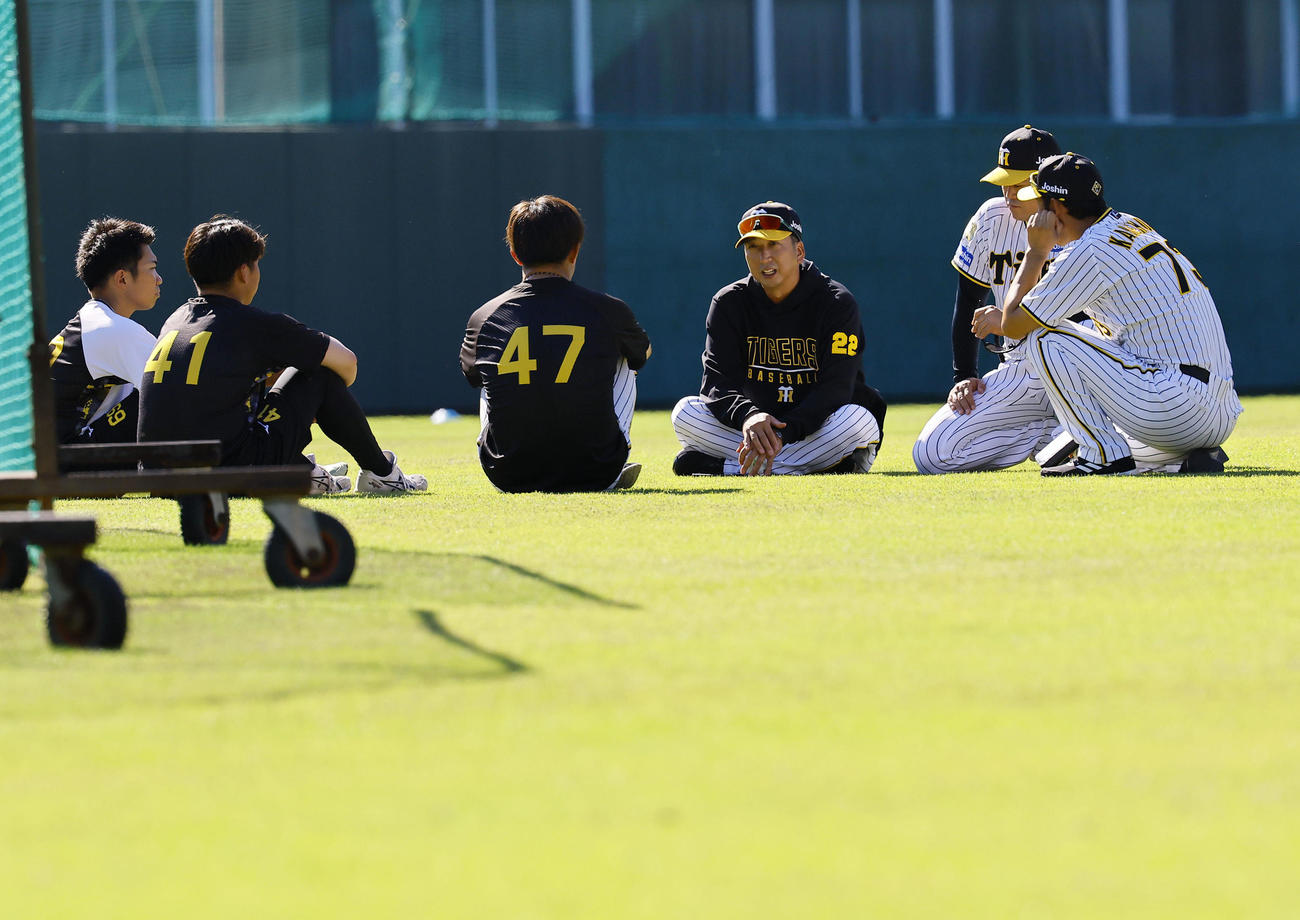 今クールで秋季キャンプを打ち上げる左から石井、村上、桐敷と話しをする阪神藤川監督（撮影・藤尾明華）