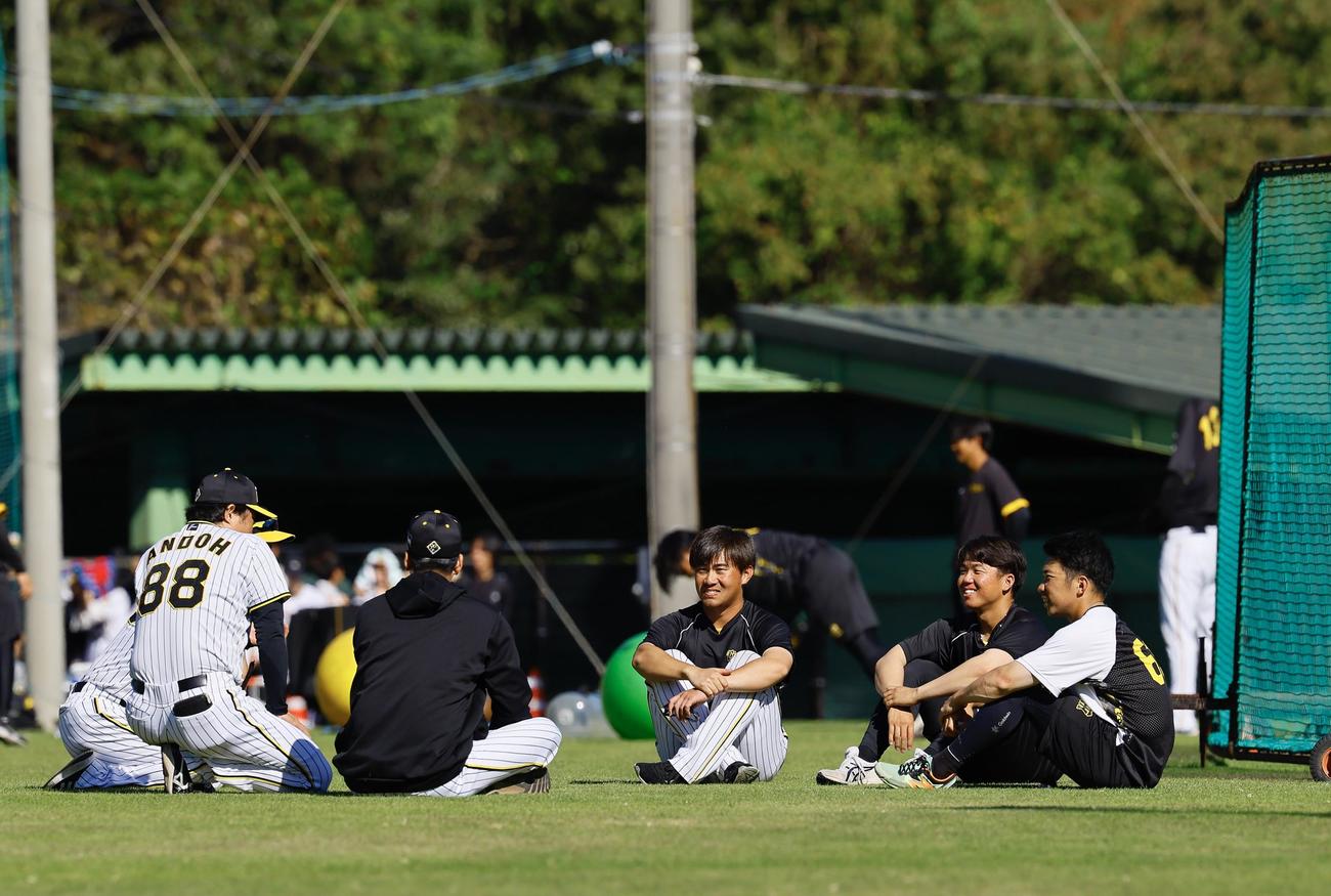 今クールで秋季キャンプを打ち上げる右から石井、村上、桐敷は、阪神藤川監督（右から4人目）の話を聞く（撮影・藤尾明華）
