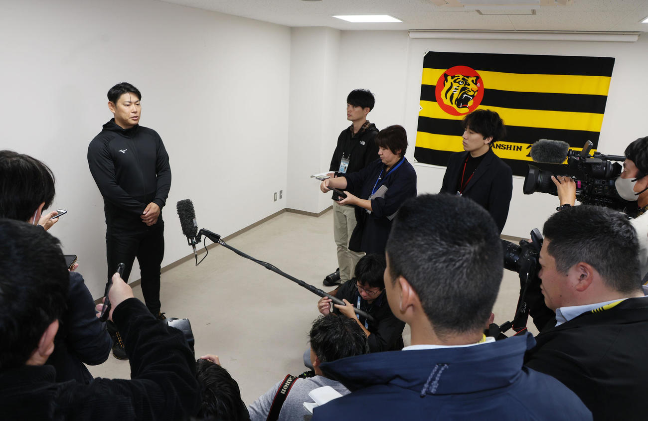 FA権を行使する意向を表明し会見する原口（撮影・加藤哉）