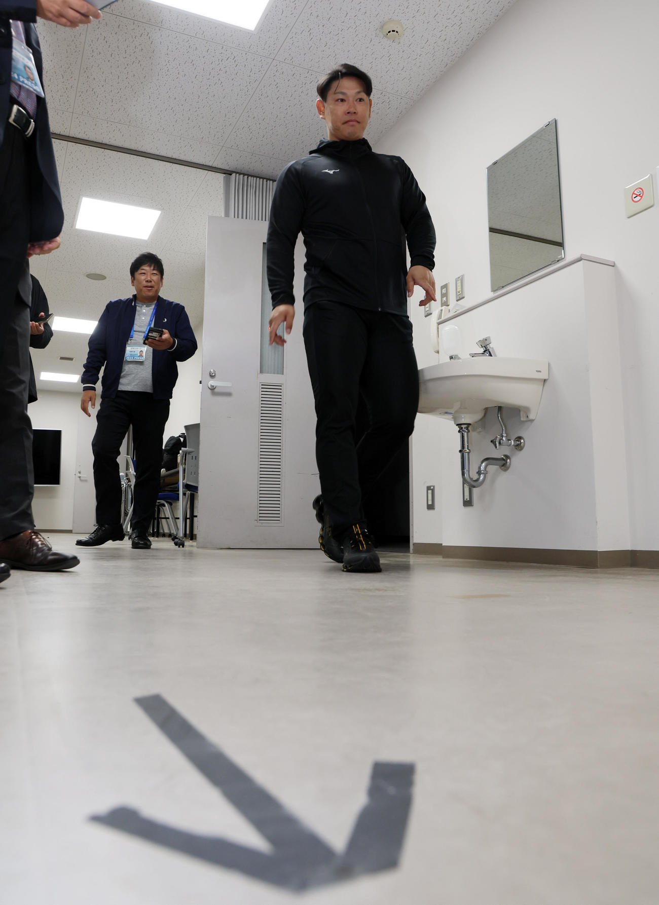FA権を行使する意向を表明し会見場に姿を見せた原口（撮影・加藤哉）