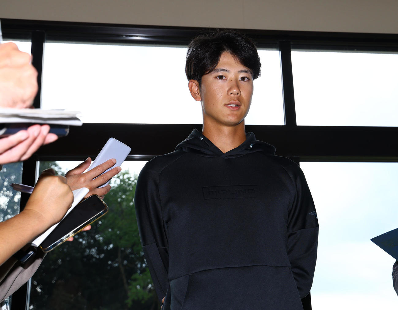 契約更改を終え、取材に応じる阪神山田（撮影・藤尾明華）